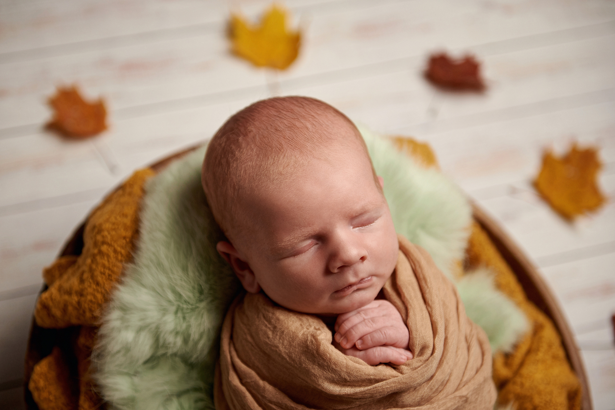 Фото малюка тільки в обмотках. Фотограф новонароджених діток та їх сімей в Тернополі