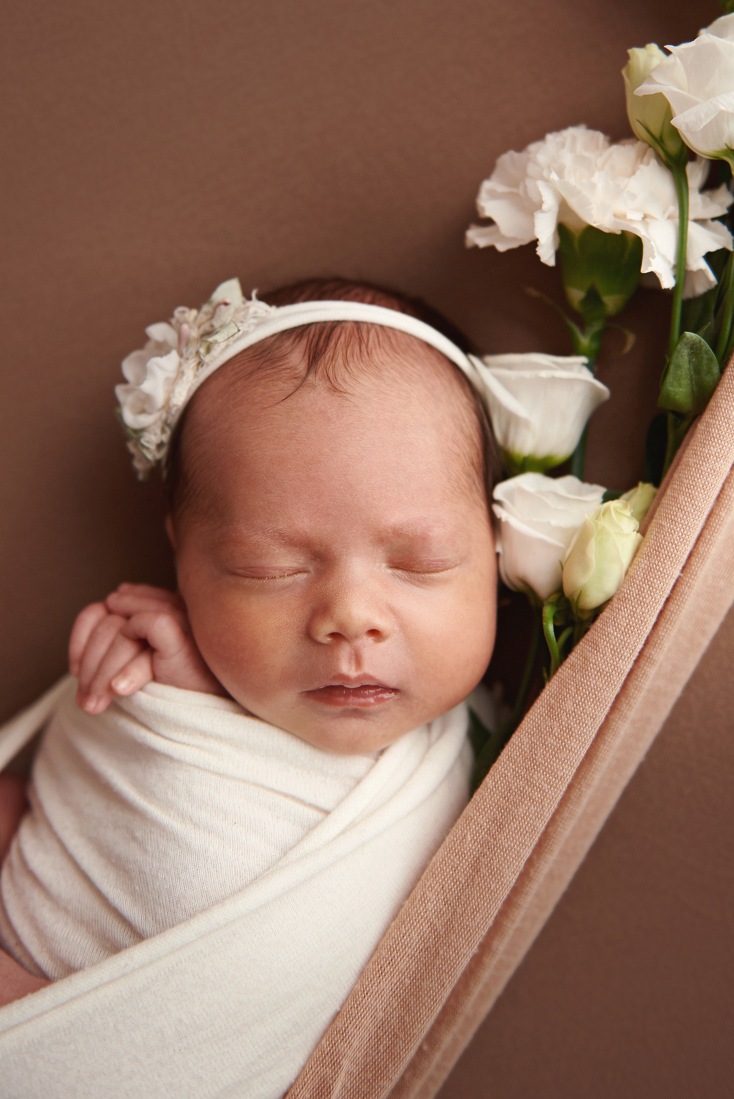 Фото малюка тільки в обмотках. Фотограф новонароджених діток та їх сімей в Тернополі