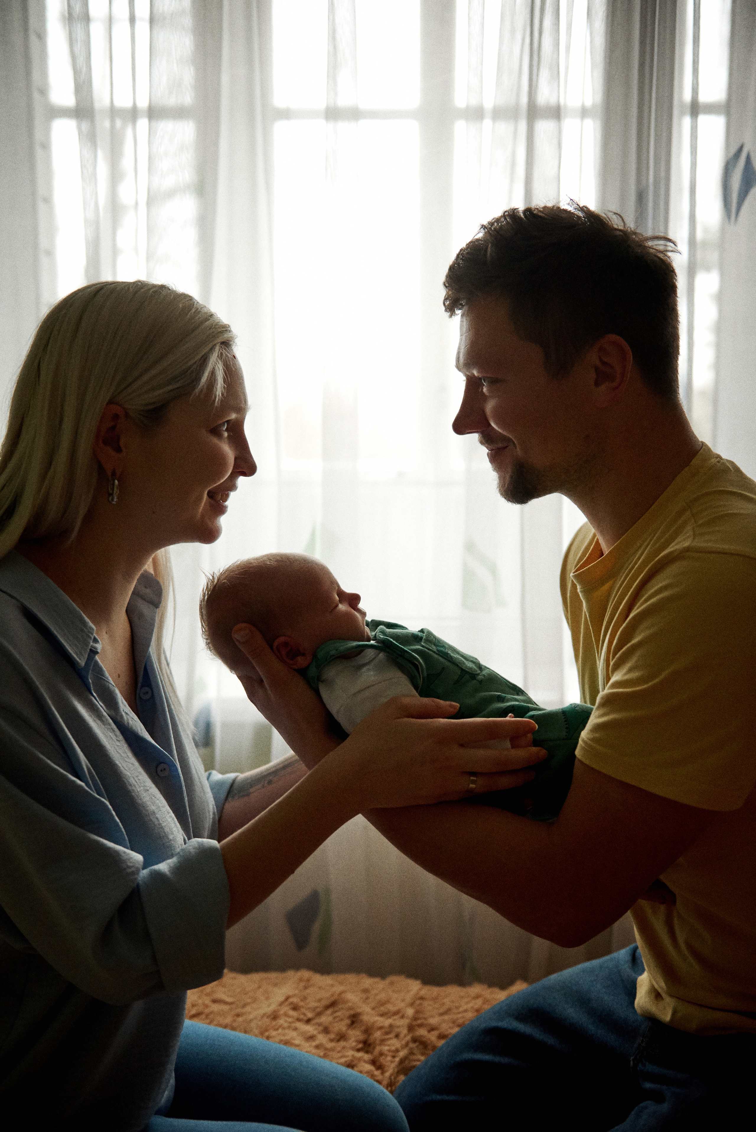 Аня Володя і Назар. Фотограф новонароджених діток та їх сімей в Тернополі