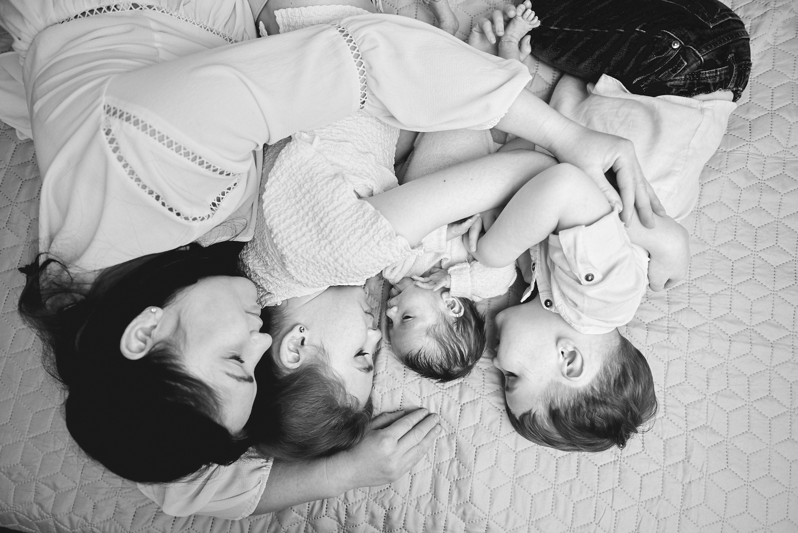 Таня Софія Віктор і Лєра. Фотограф новонароджених діток та їх сімей в Тернополі