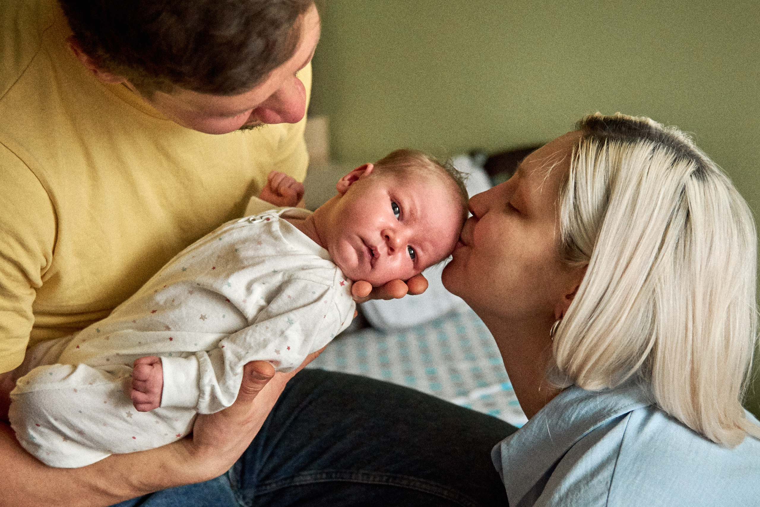 Аня Володя і Назар. Фотограф новонароджених діток та їх сімей в Тернополі
