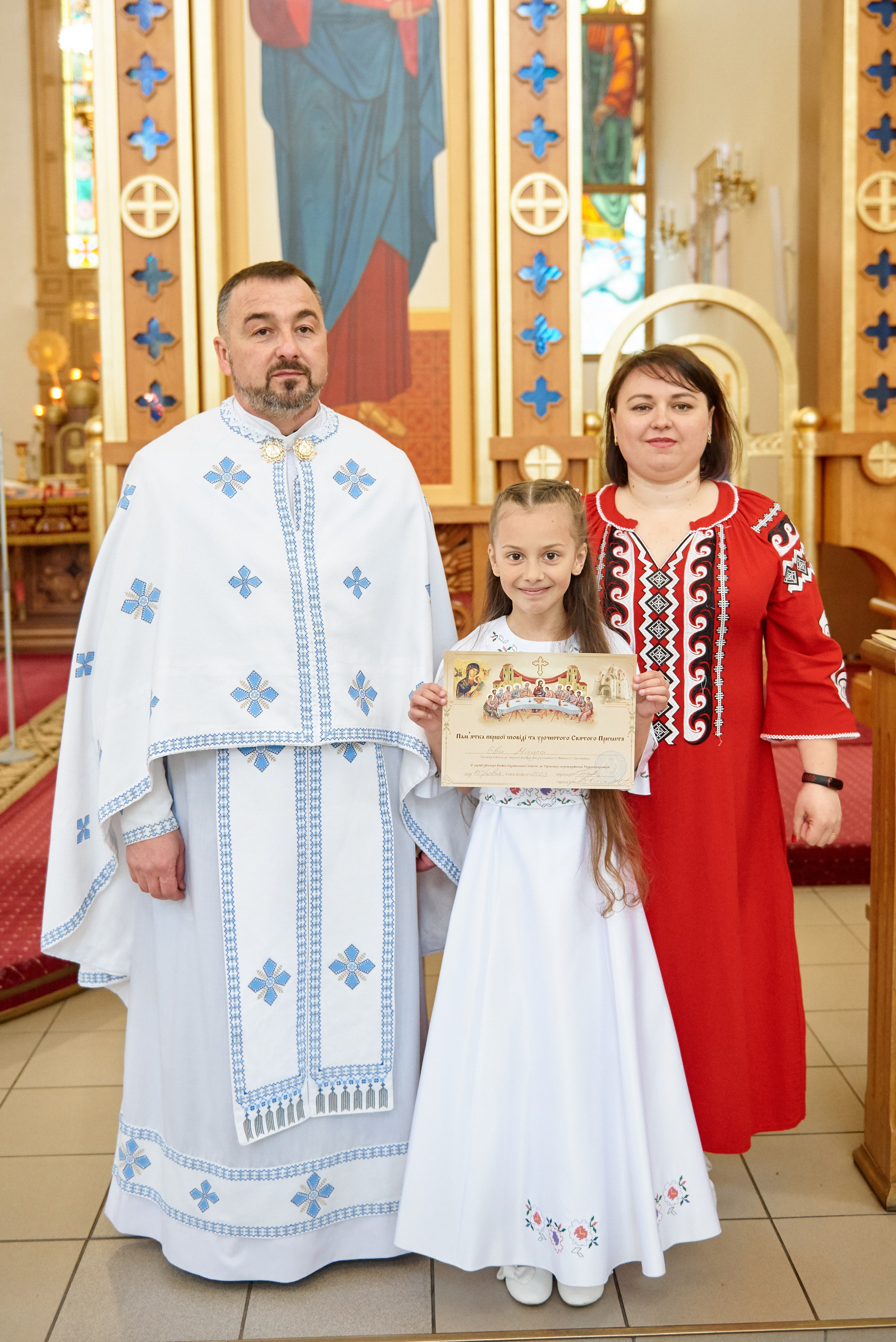 Храм Матері Божої Неустанної Помочі (біля літака). Фотограф новонароджених діток та їх сімей в Тернополі
