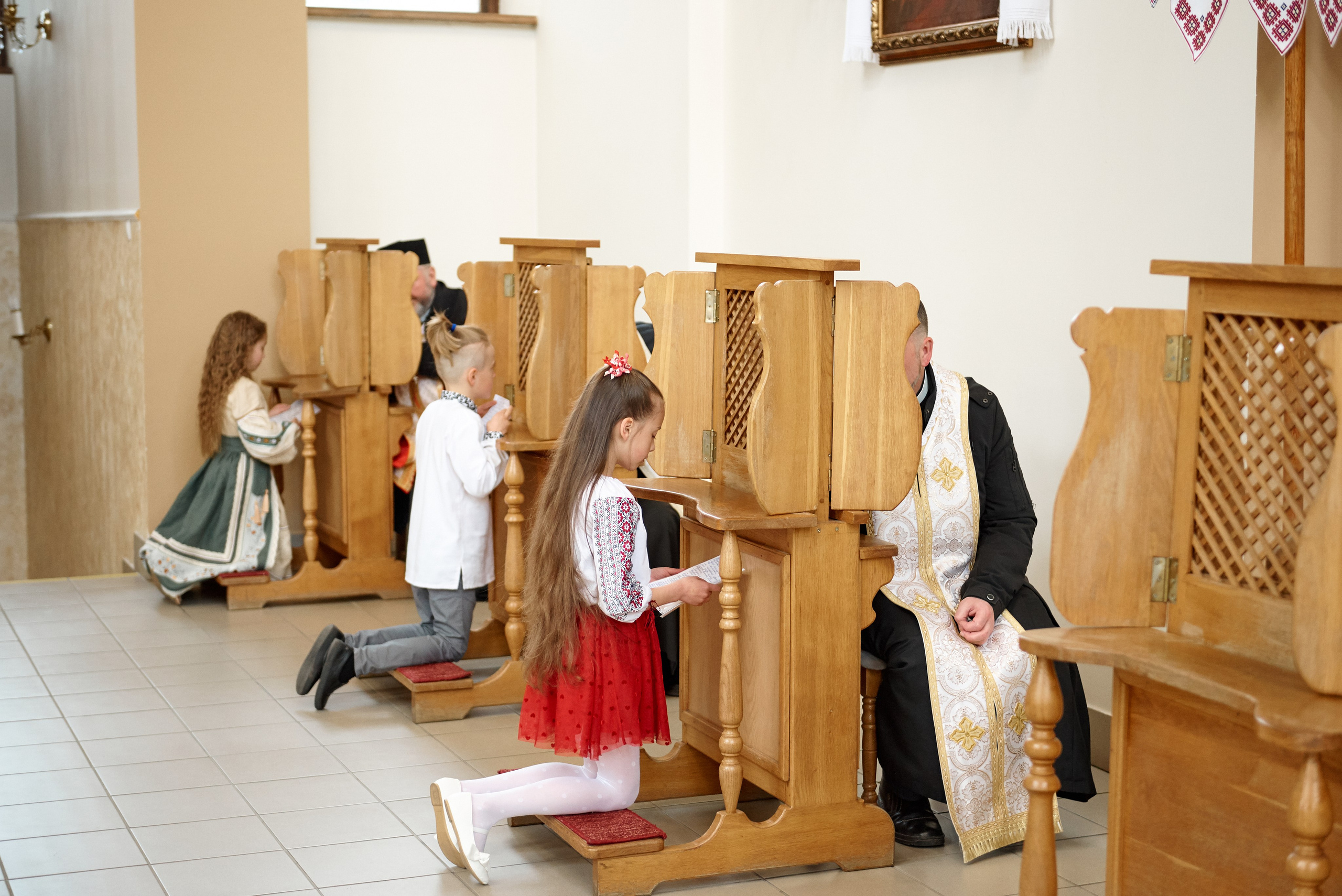 Храм Матері Божої Неустанної Помочі (біля літака). Фотограф новонароджених діток та їх сімей в Тернополі