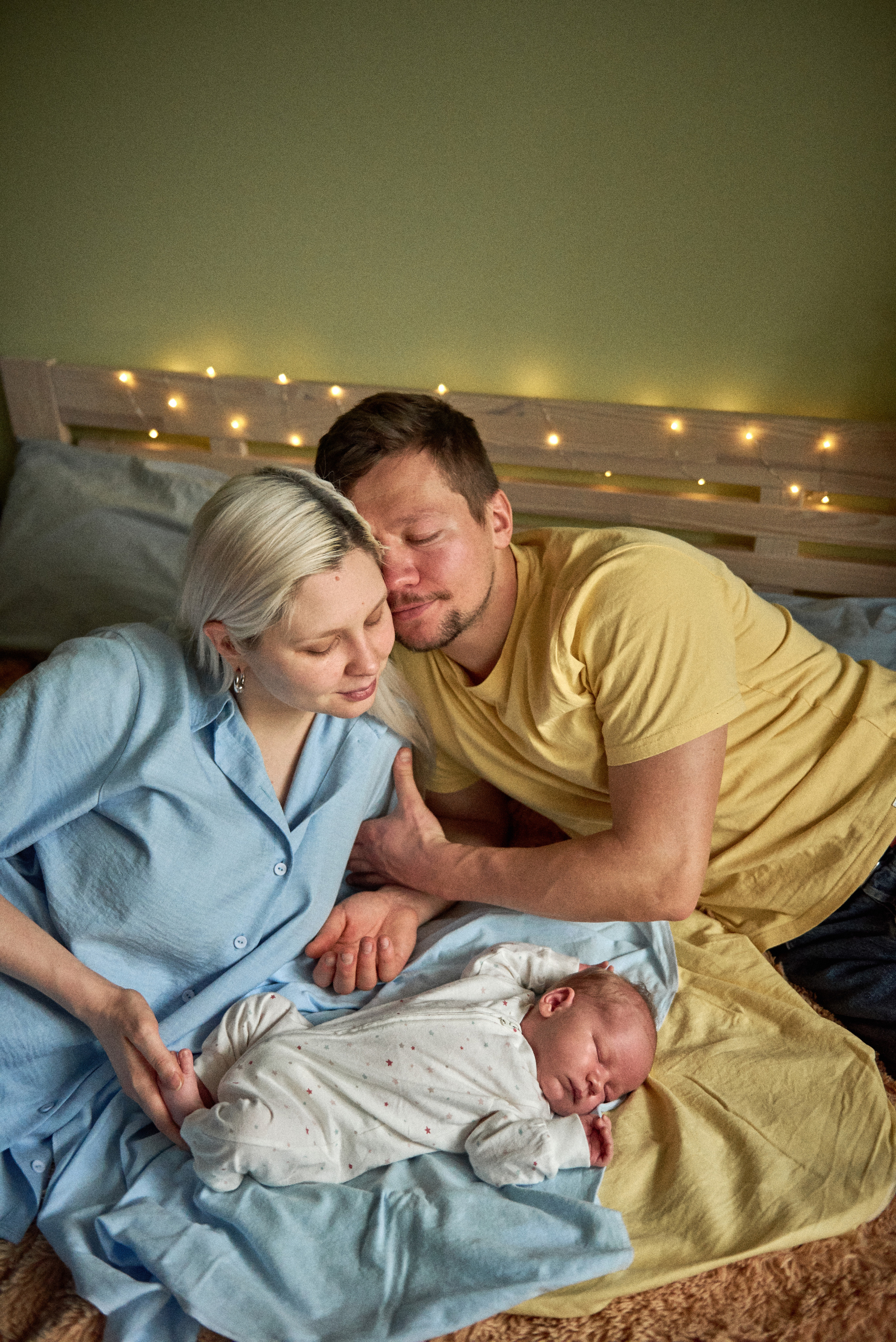 Аня Володя і Назар. Фотограф новонароджених діток та їх сімей в Тернополі