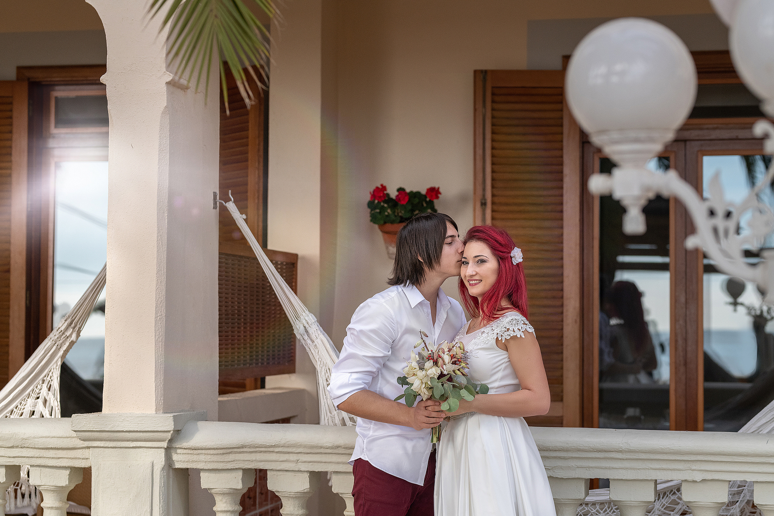 Жених и невеста на побережье