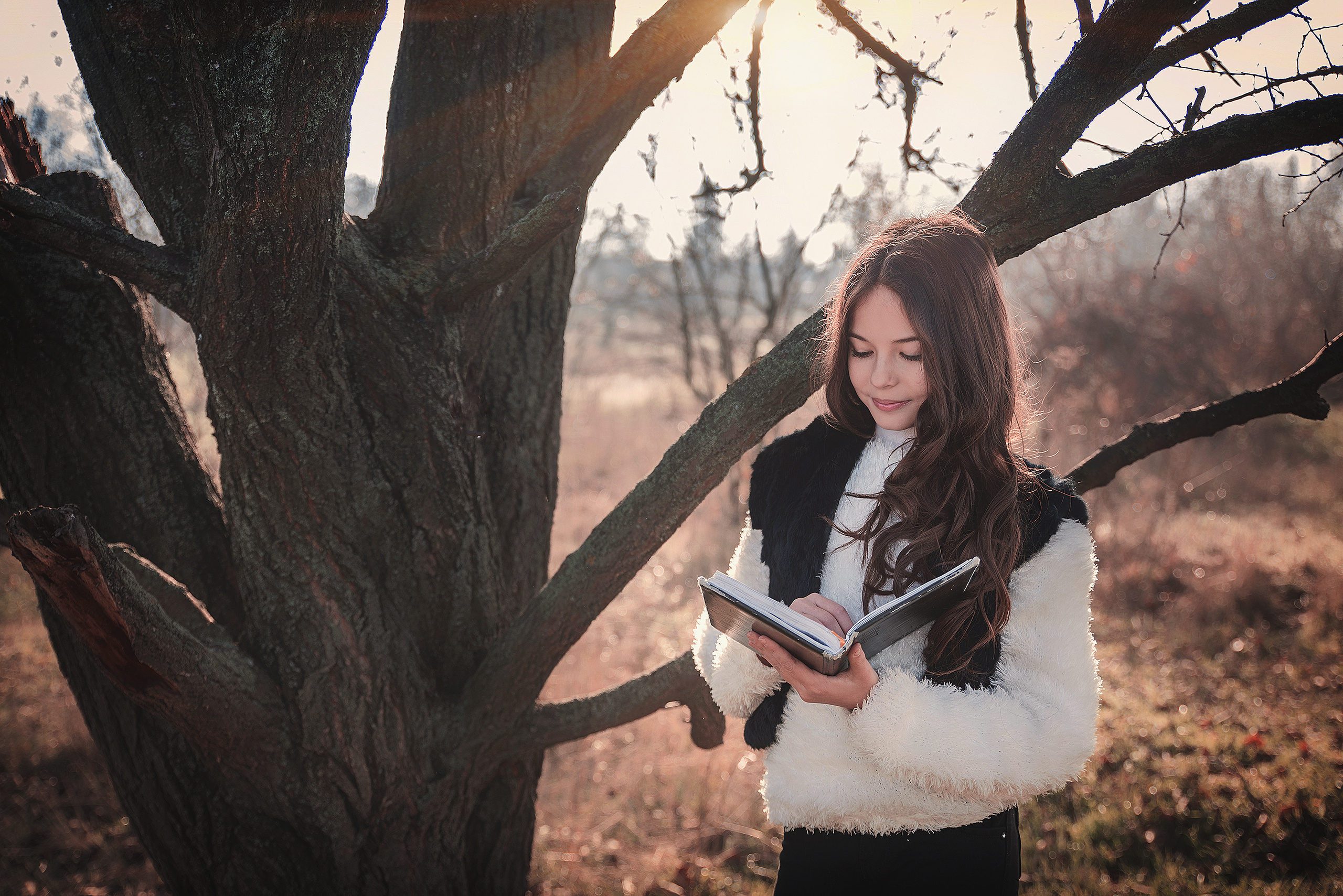девочка с книгой у дерева