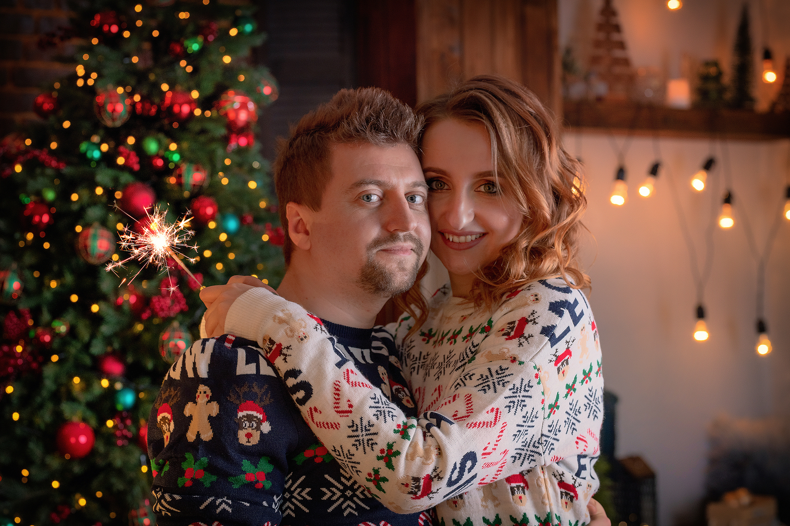 Пара на фоне огней