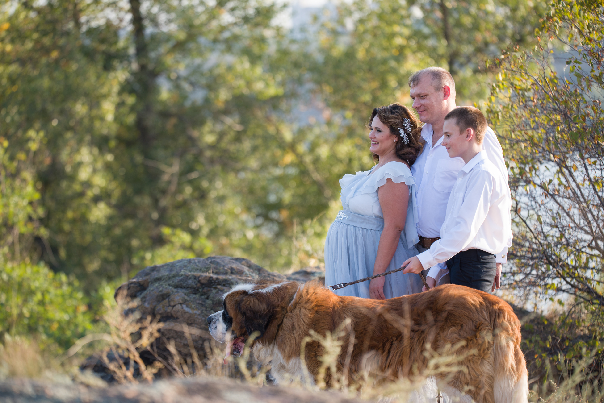 Семья на прогулке с собакой 