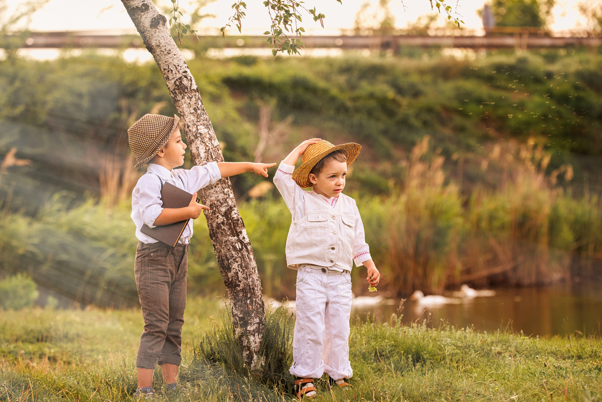 друзья мальчишки у реки