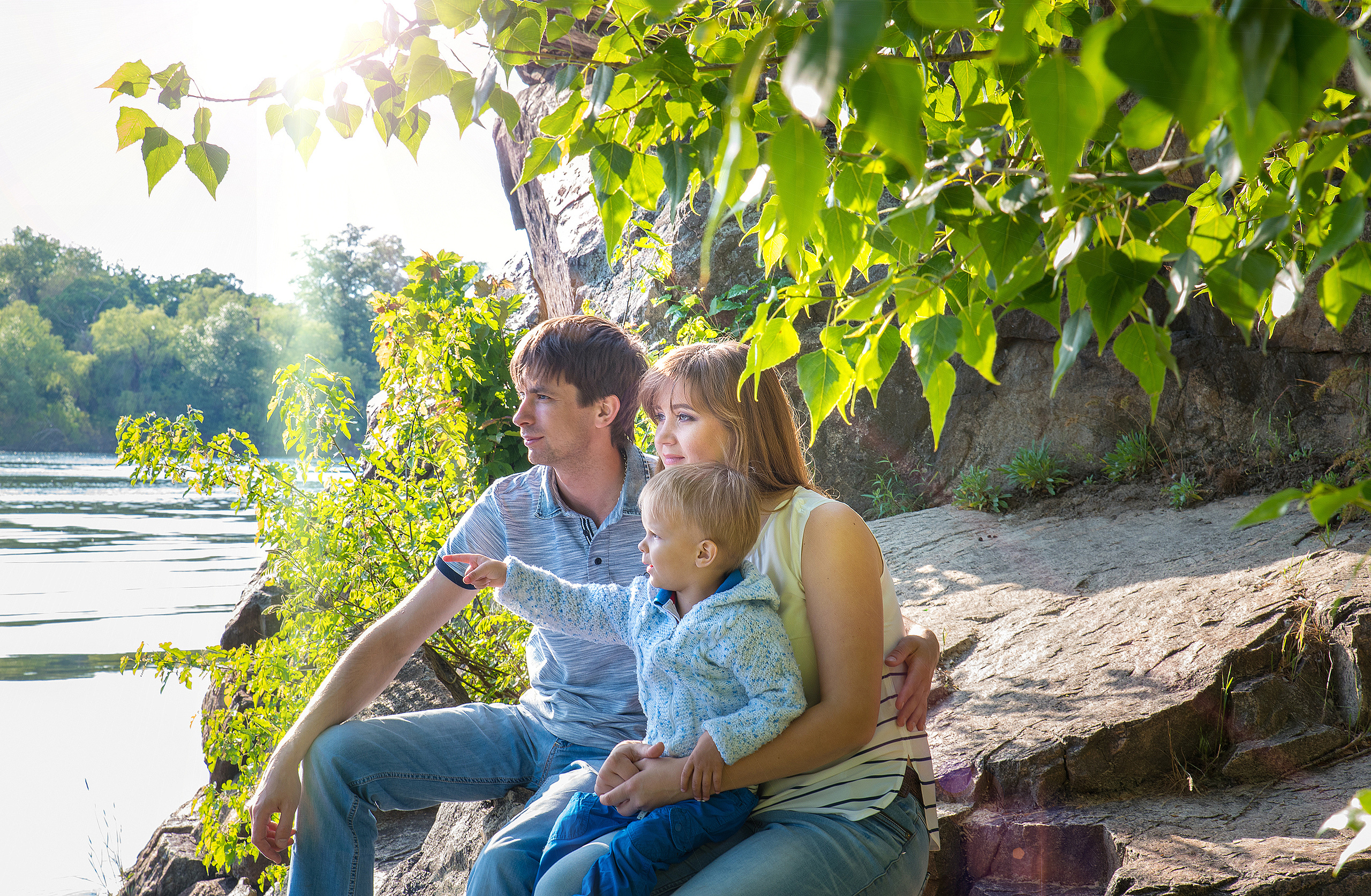 Семья вместе на прогулке у реки