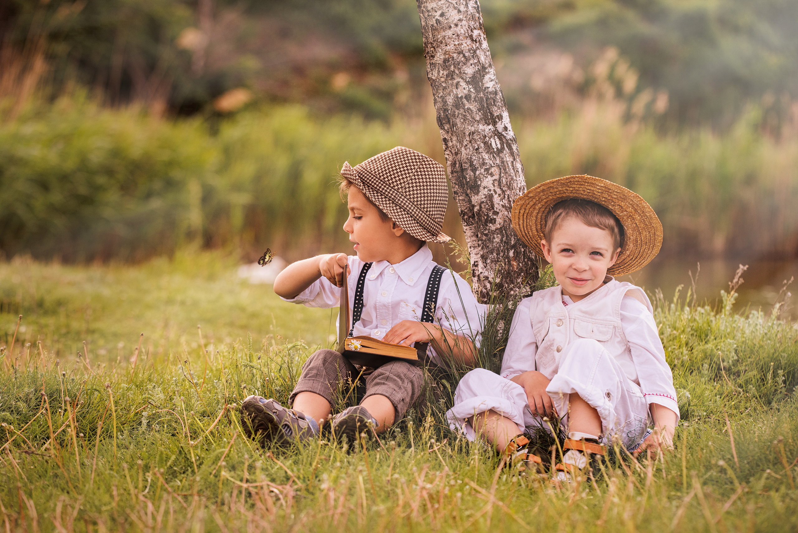 друзья мальчишки у реки с бабочкой 