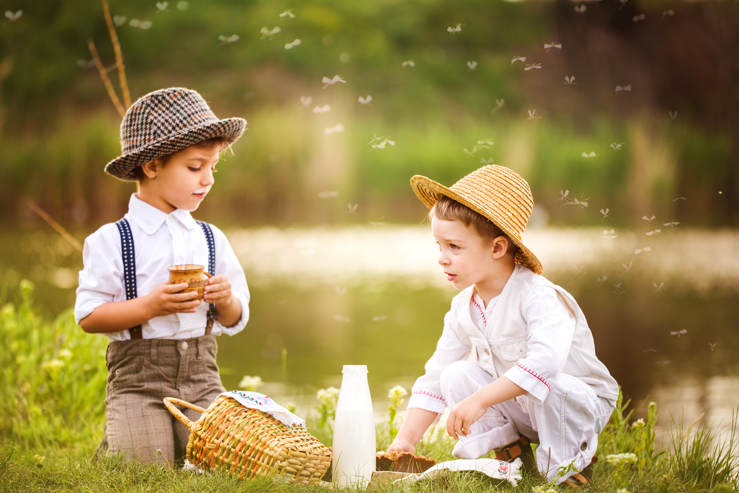 мальчики на пикнике у реки с черным хлебом и молоком