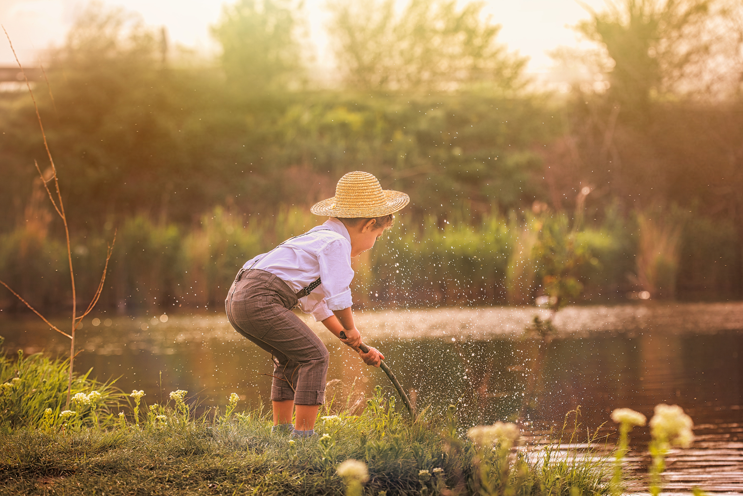 мальчик на рыбалке с палкой