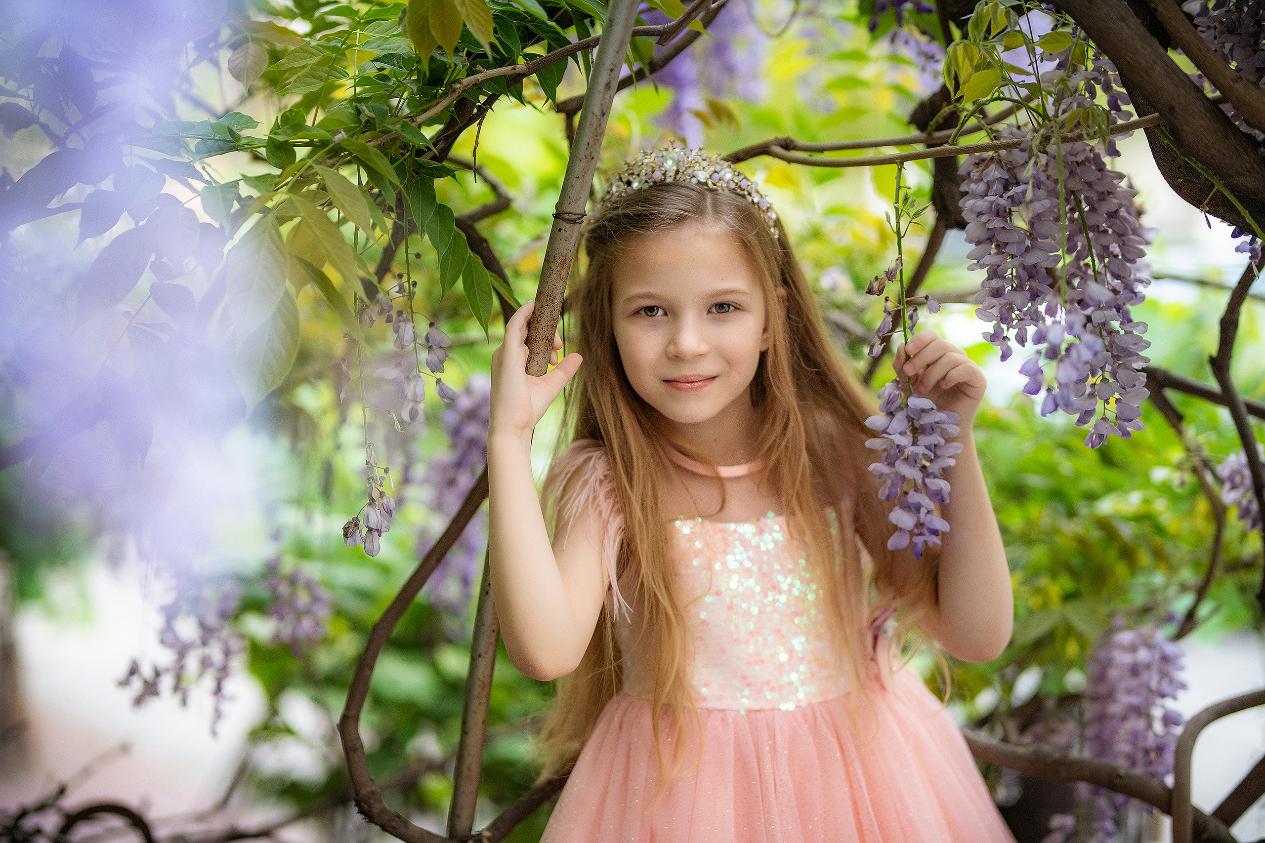 девочка принцесса в глицинии