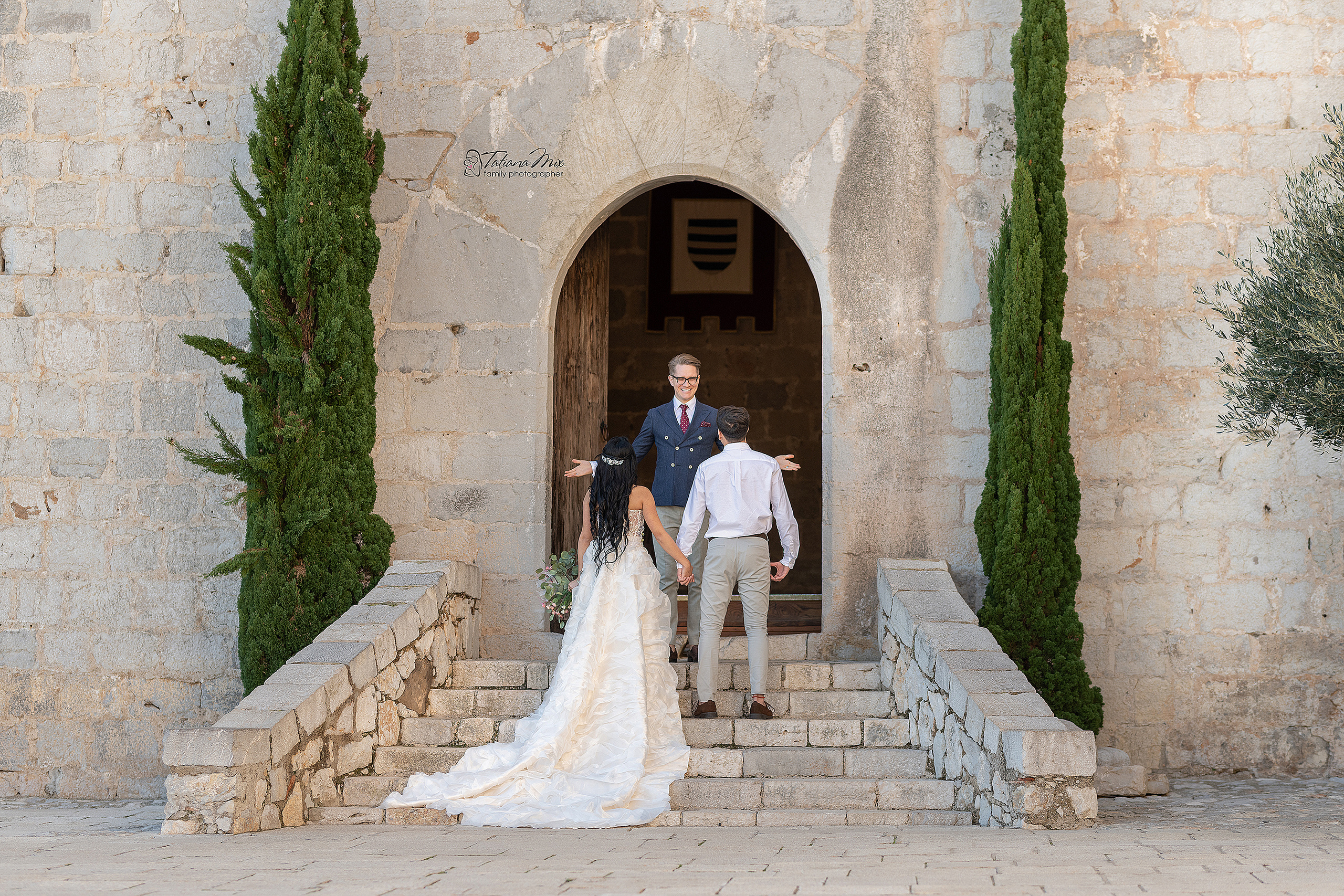 Церемония венчания в старинном замке, пара на ступенях замка