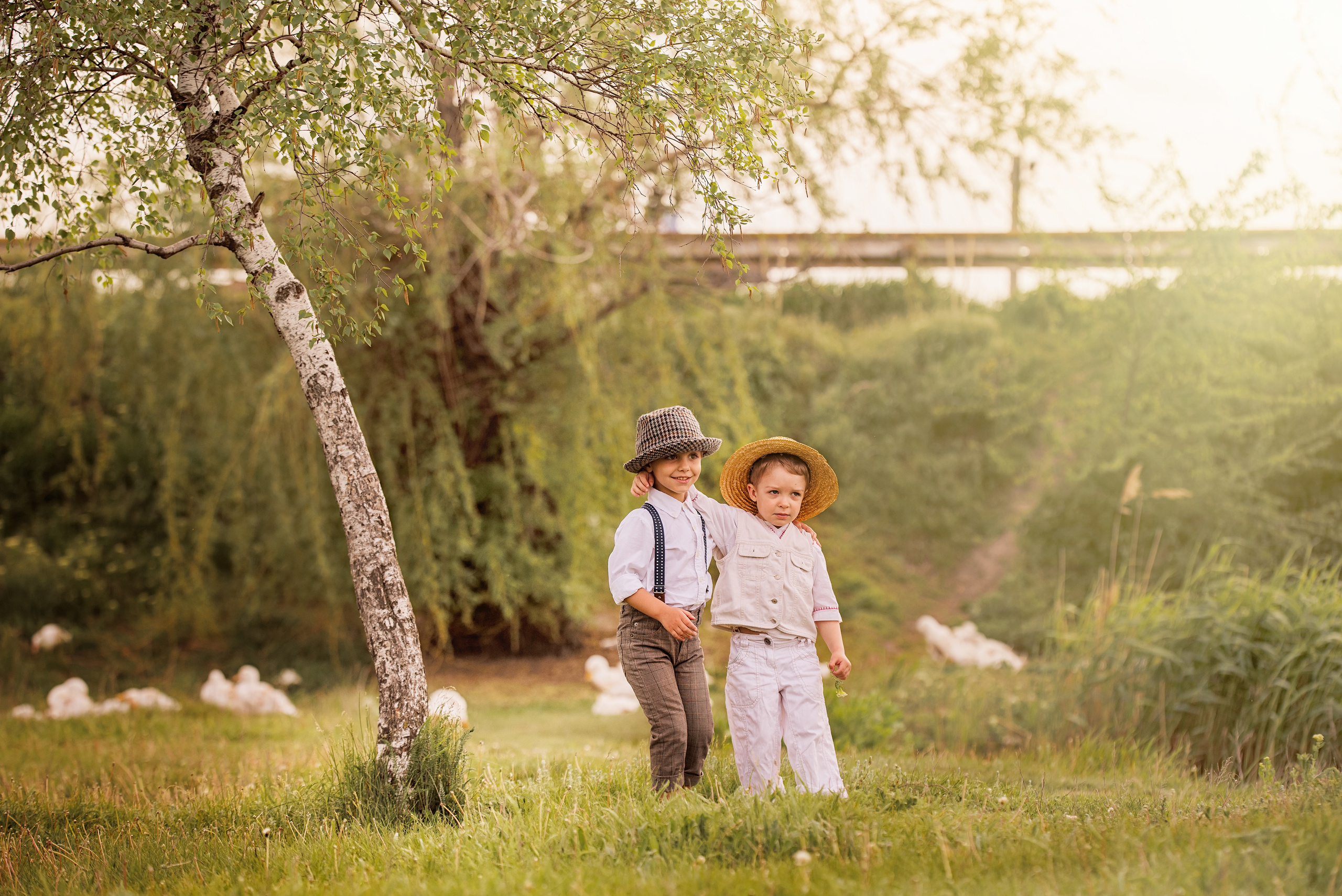 друзья мальчишки у реки 