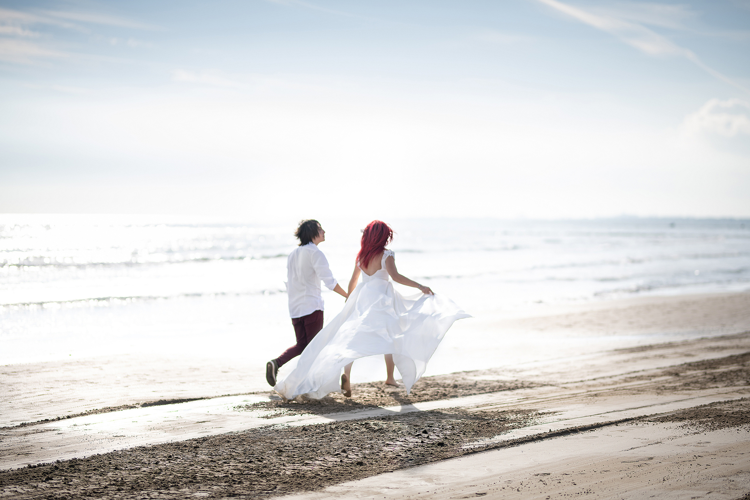 Влюбленные бегут по берегу моря