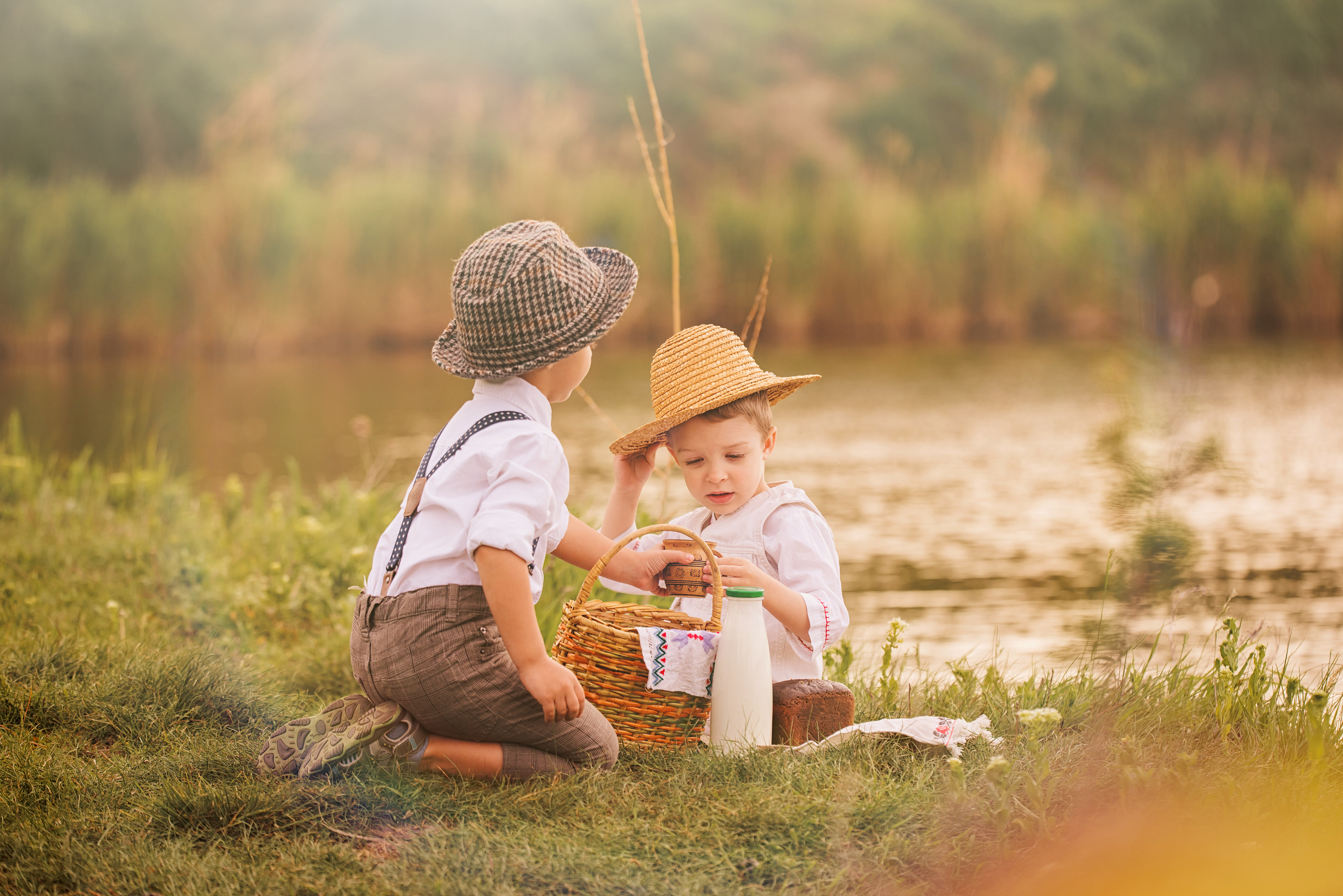друзья мальчишки у реки устроили пикник 