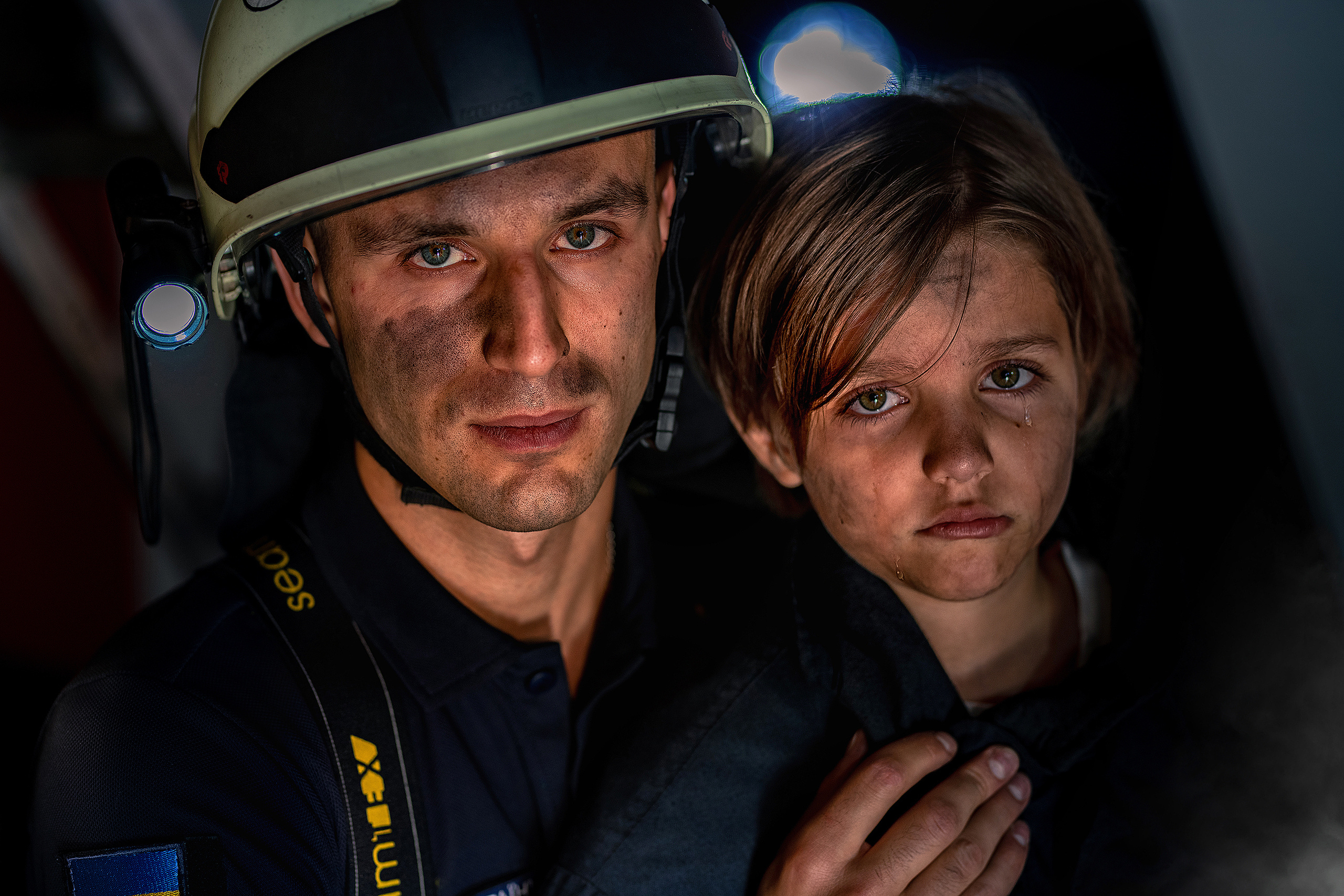 Спасатель  с ребенком на руках 