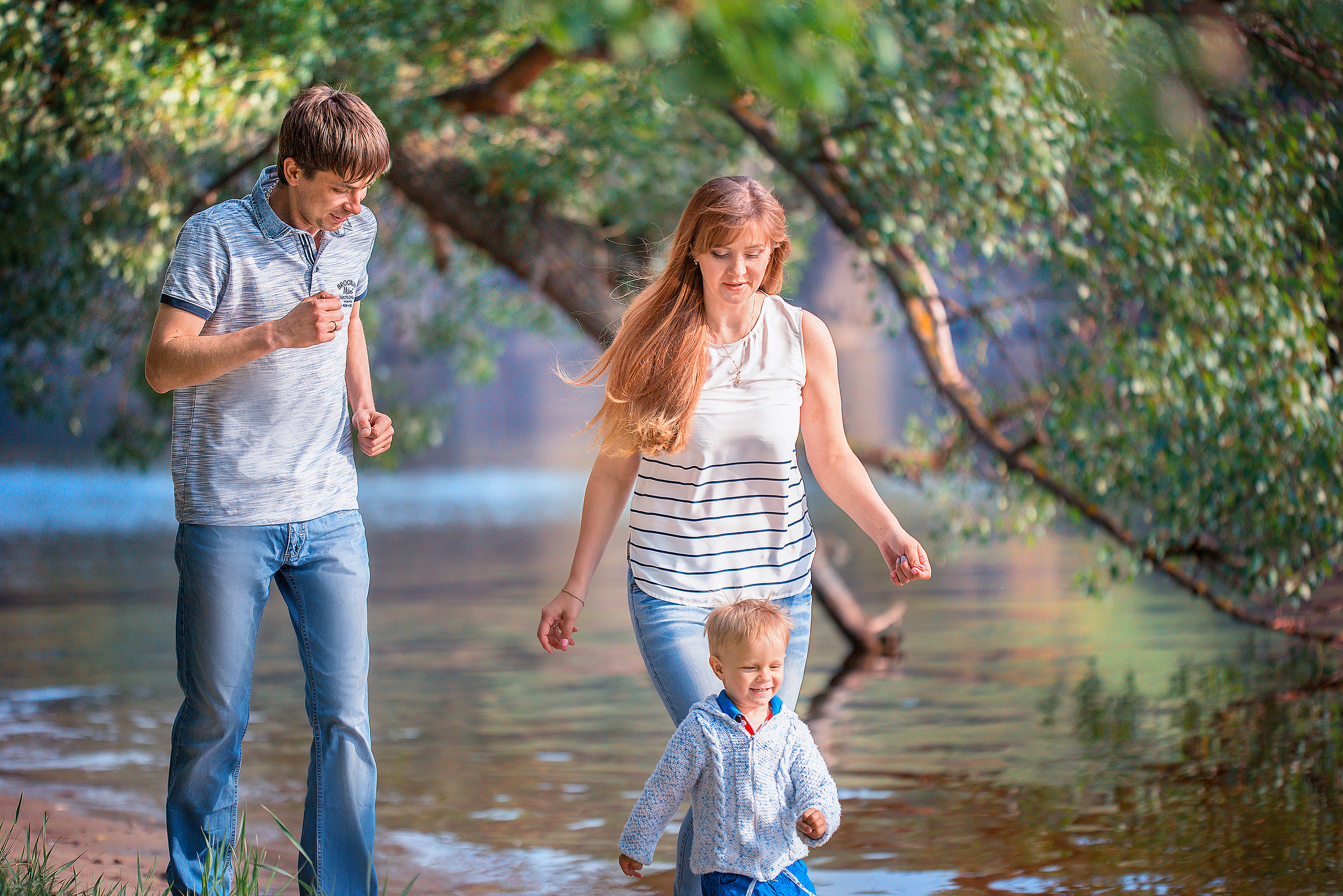 Семья на берегу реки