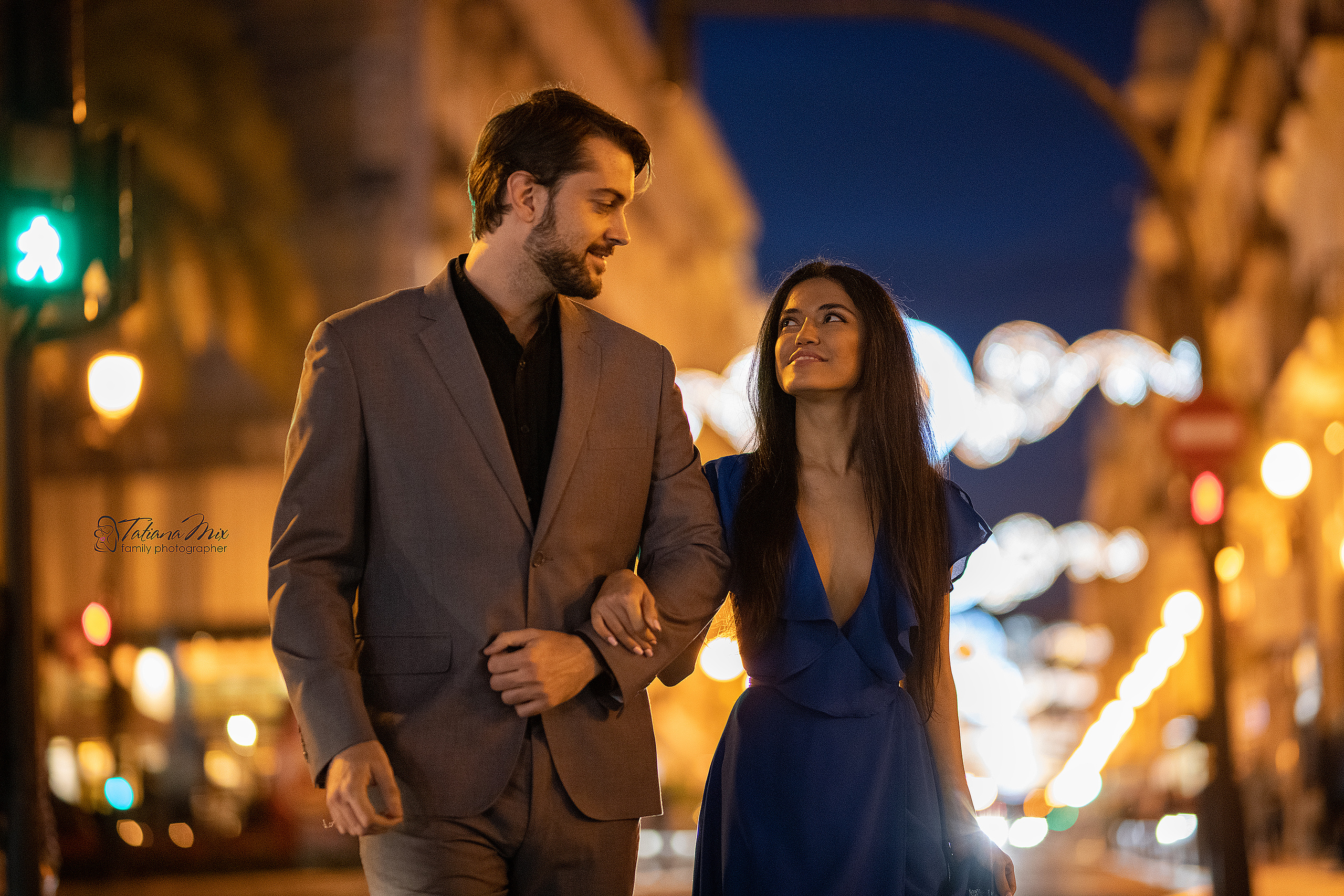 Прогулка влюбленных по ночному испанскому городу 