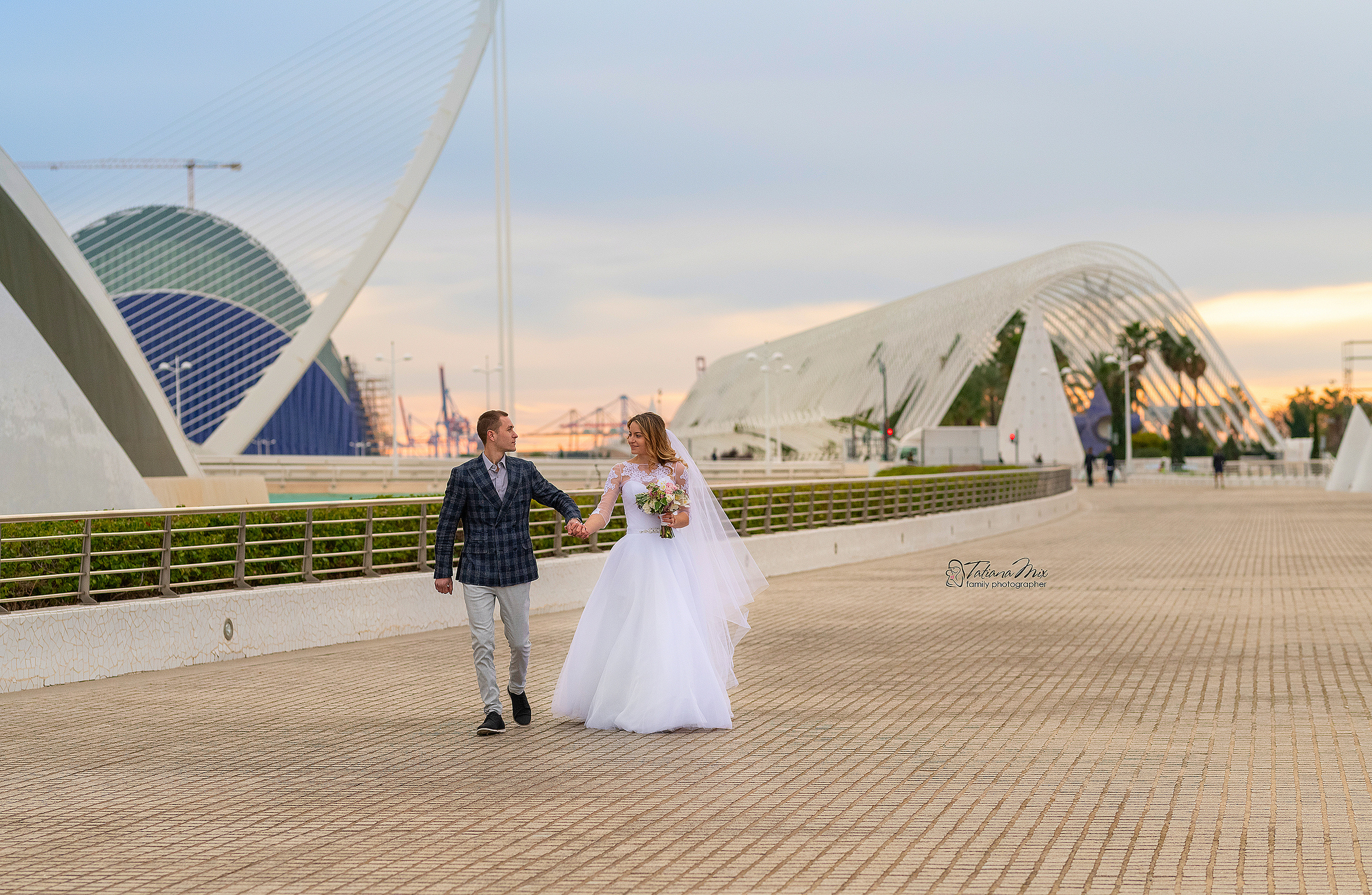 Свадебная фотосессия  для двоих в Испании в  Городе искусств и наук