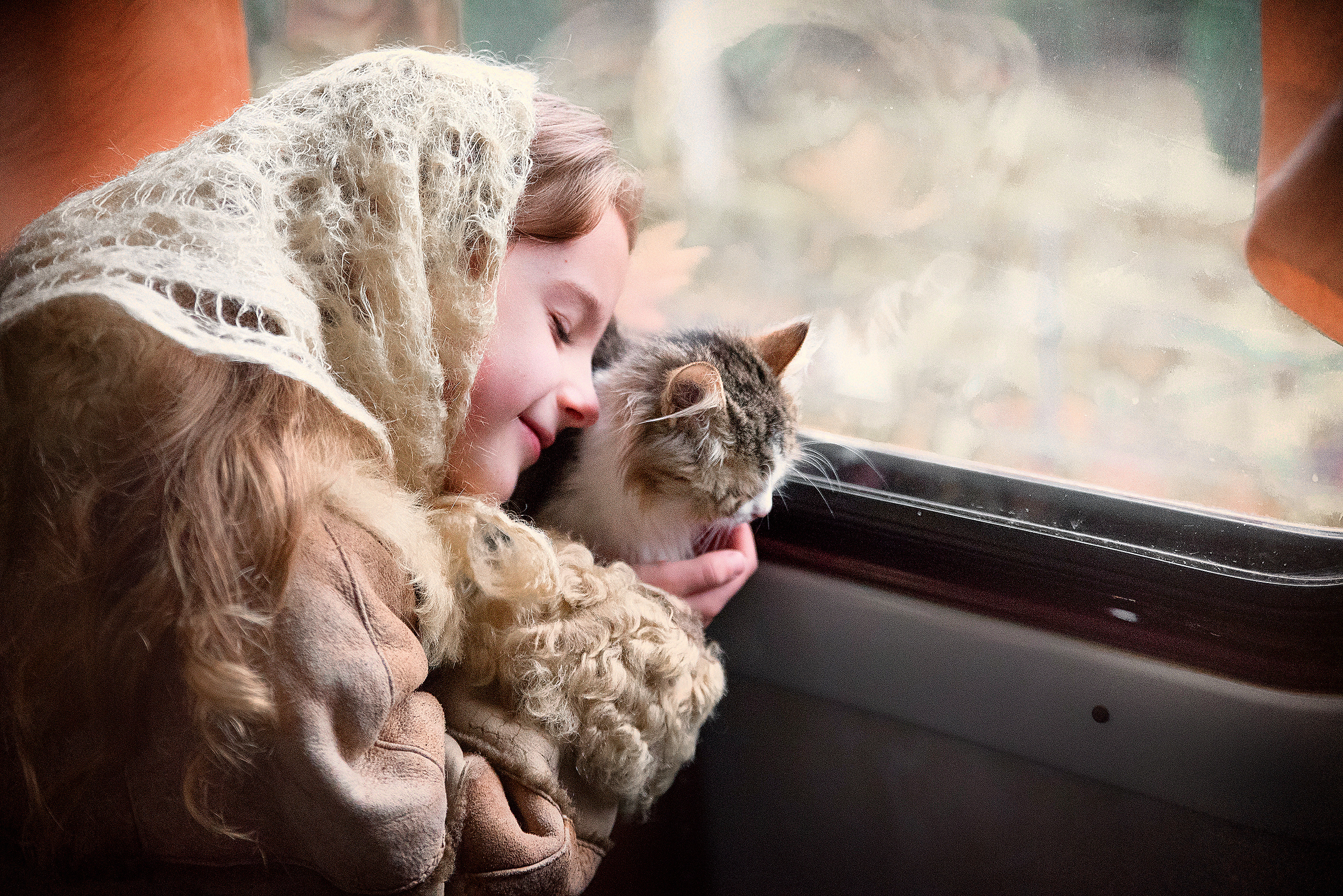 девочка с котенком в вагоне