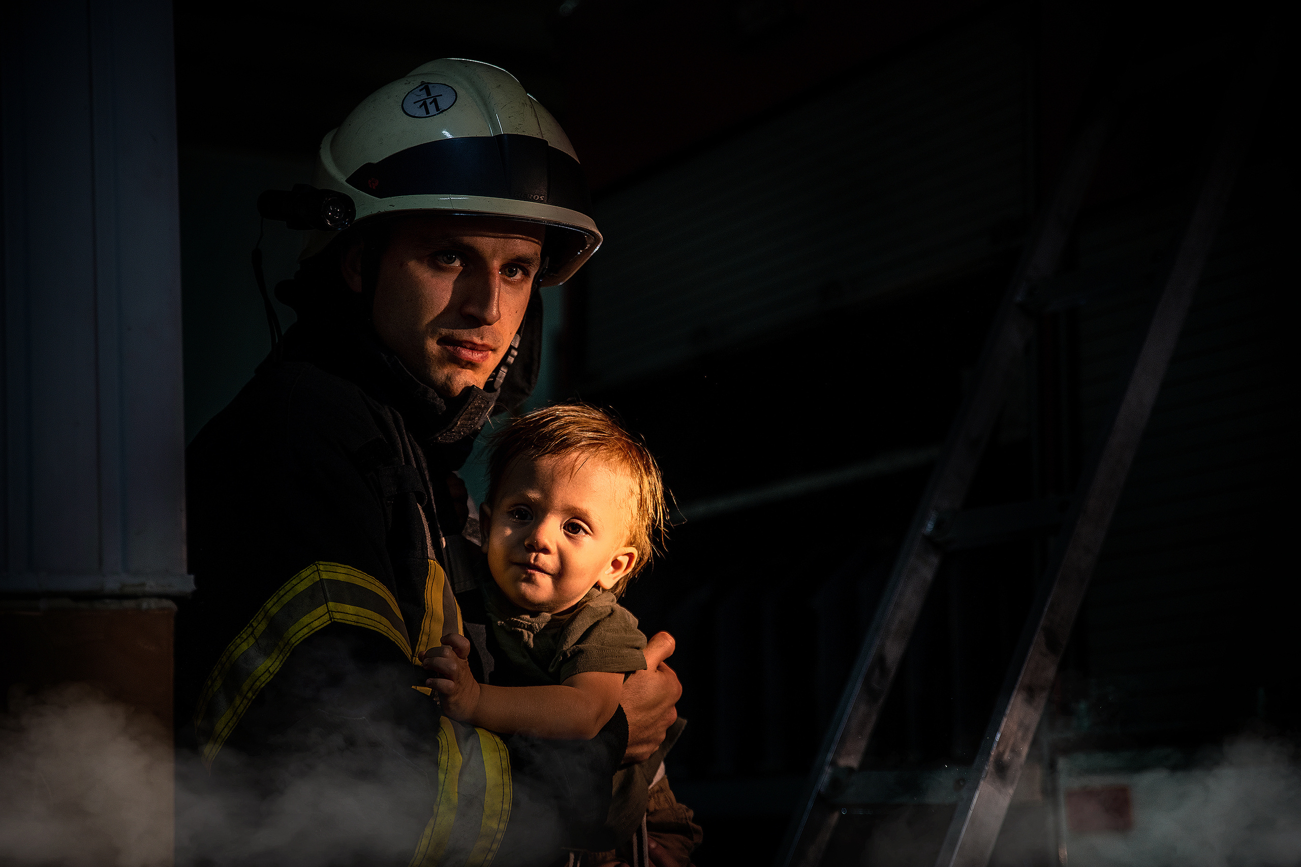 Ребенок на руках пожарного