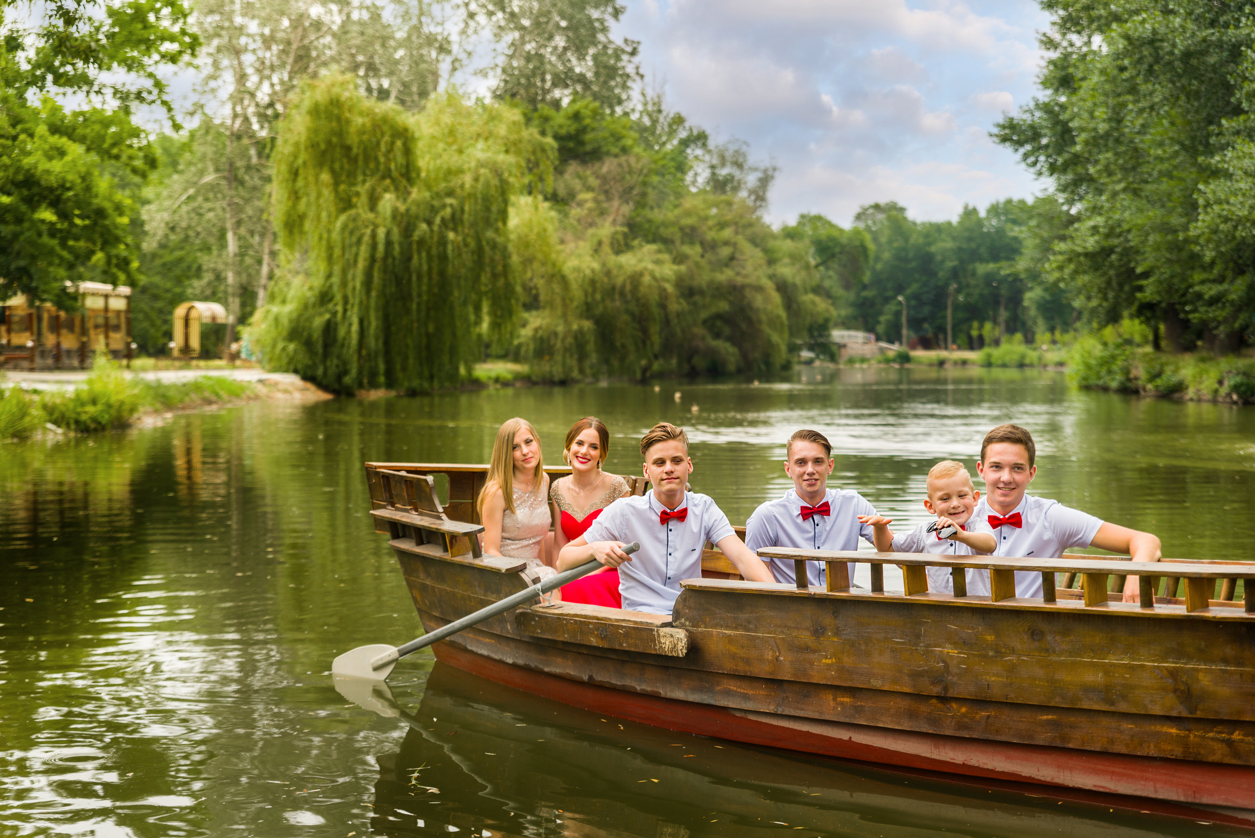 Молодежь в лодке наш выпускной