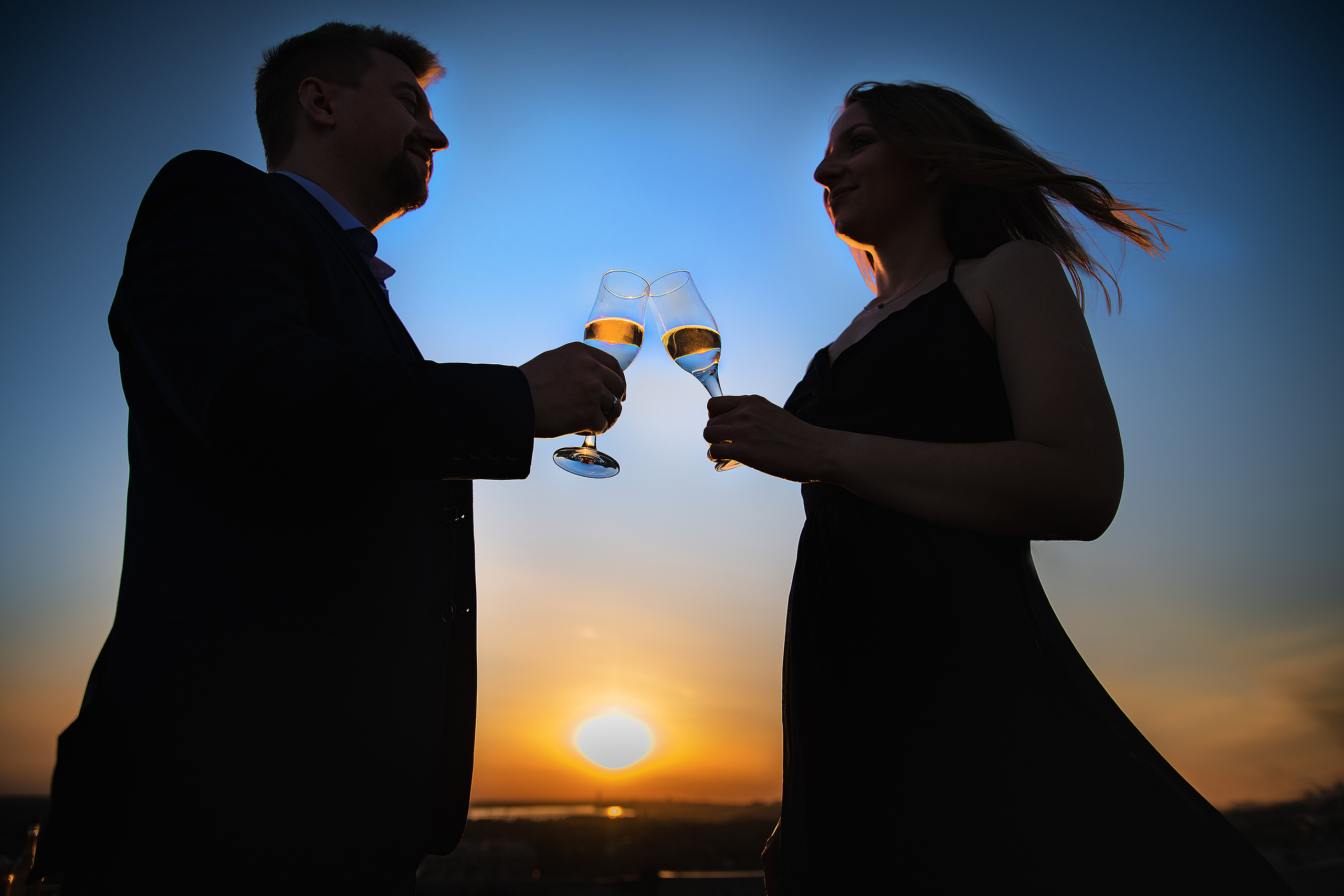  влюбленные по ночному  городу