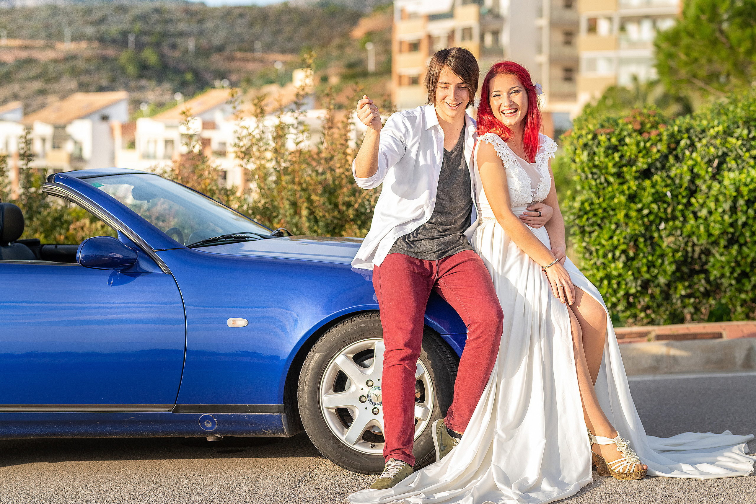 Влюбленная пара у машины кабриолет