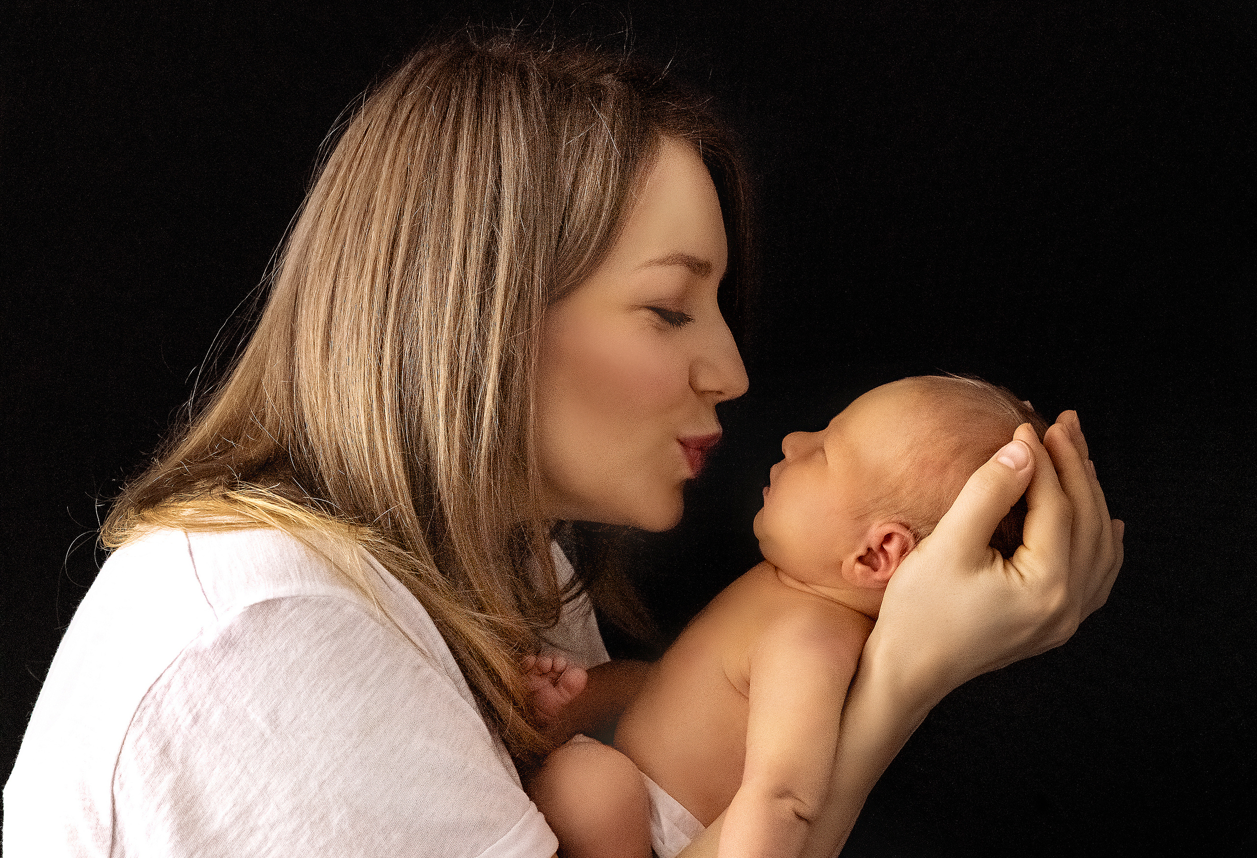 Новорожденный в маминых руках 