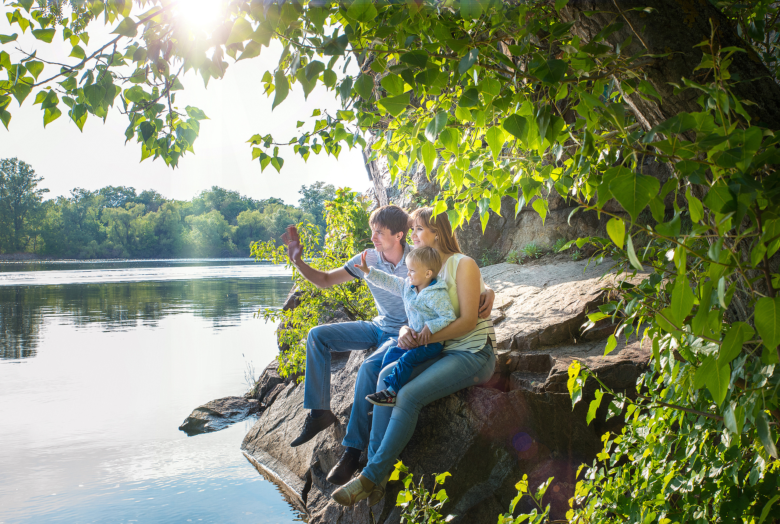 Семья на берегу реки
