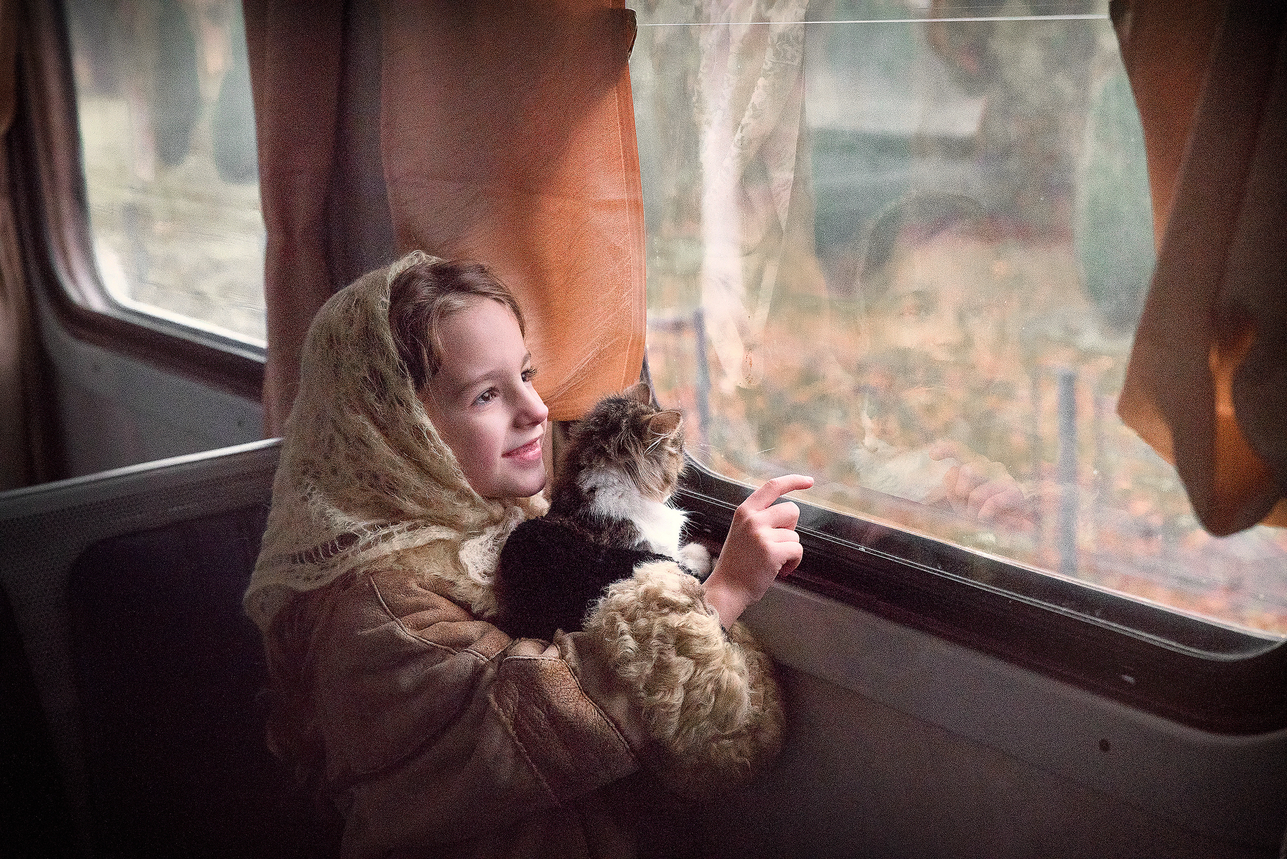 девочка с котенком в вагоне