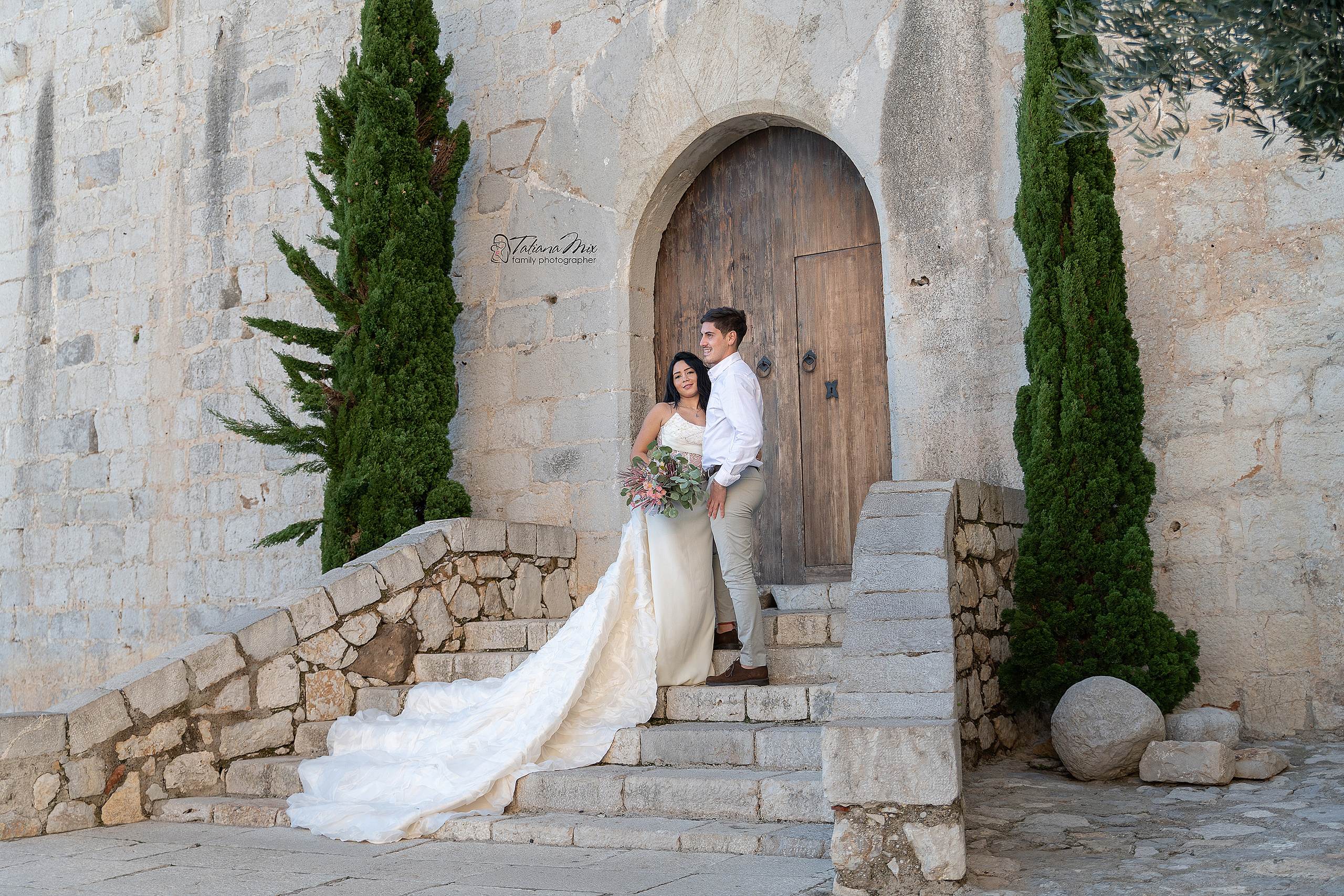 Пара молодожены на ступенях замка