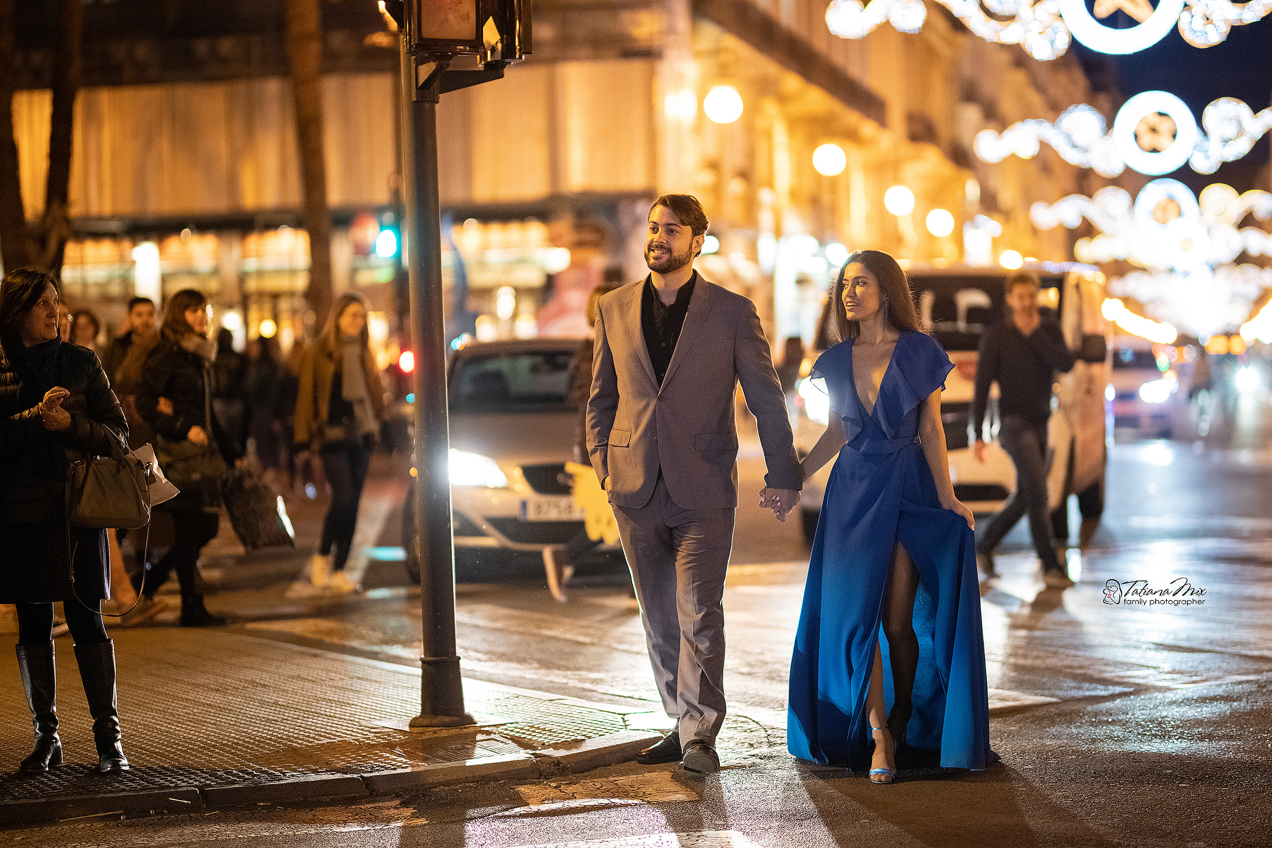 Прогулка влюбленных по ночному испанскому городу 