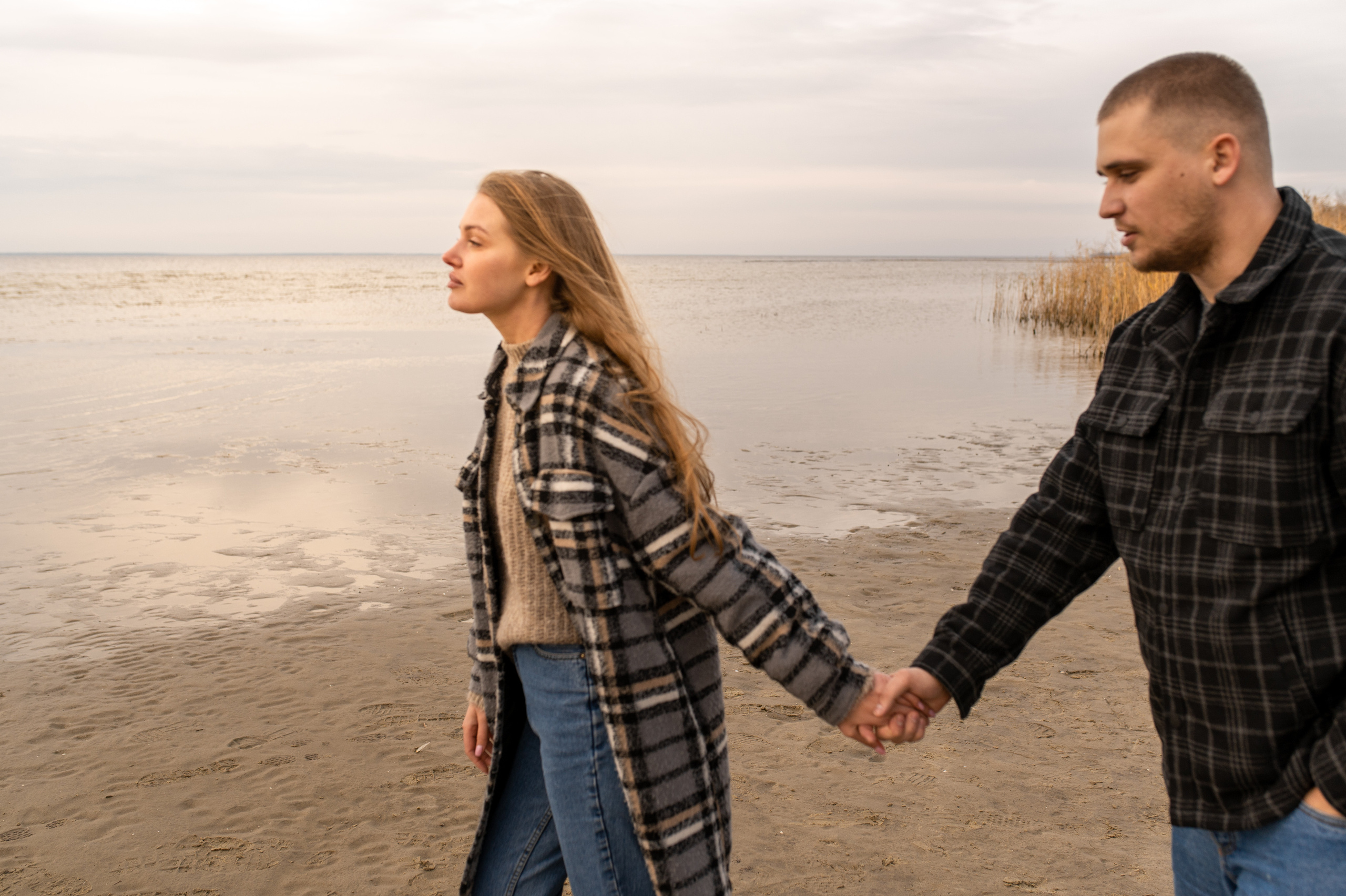 Осеннее лавстори Lovestory на берегу моря. Весільний і портретний фотограф в Києві Євген Ковачов