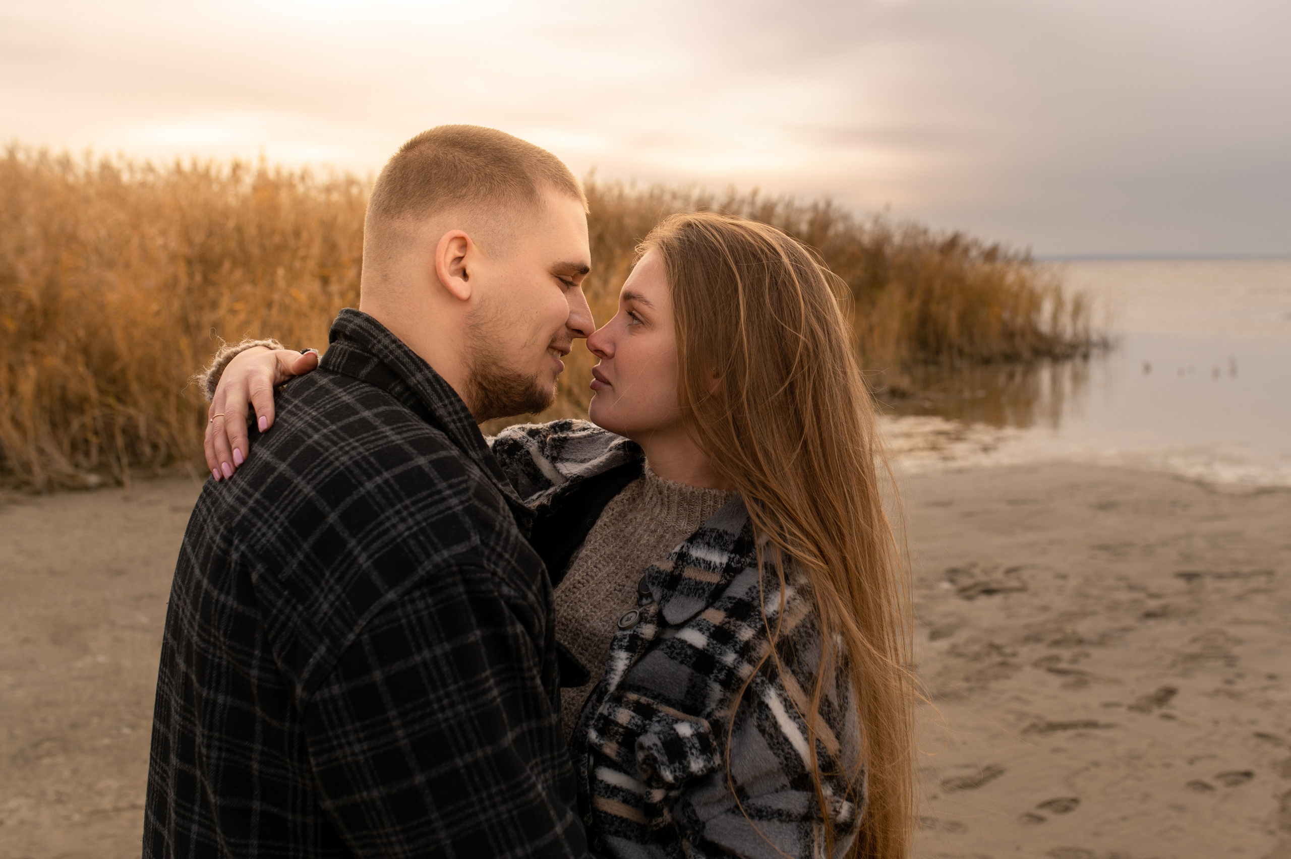 Осеннее лавстори Lovestory на берегу моря. Весільний і портретний фотограф в Києві Євген Ковачов
