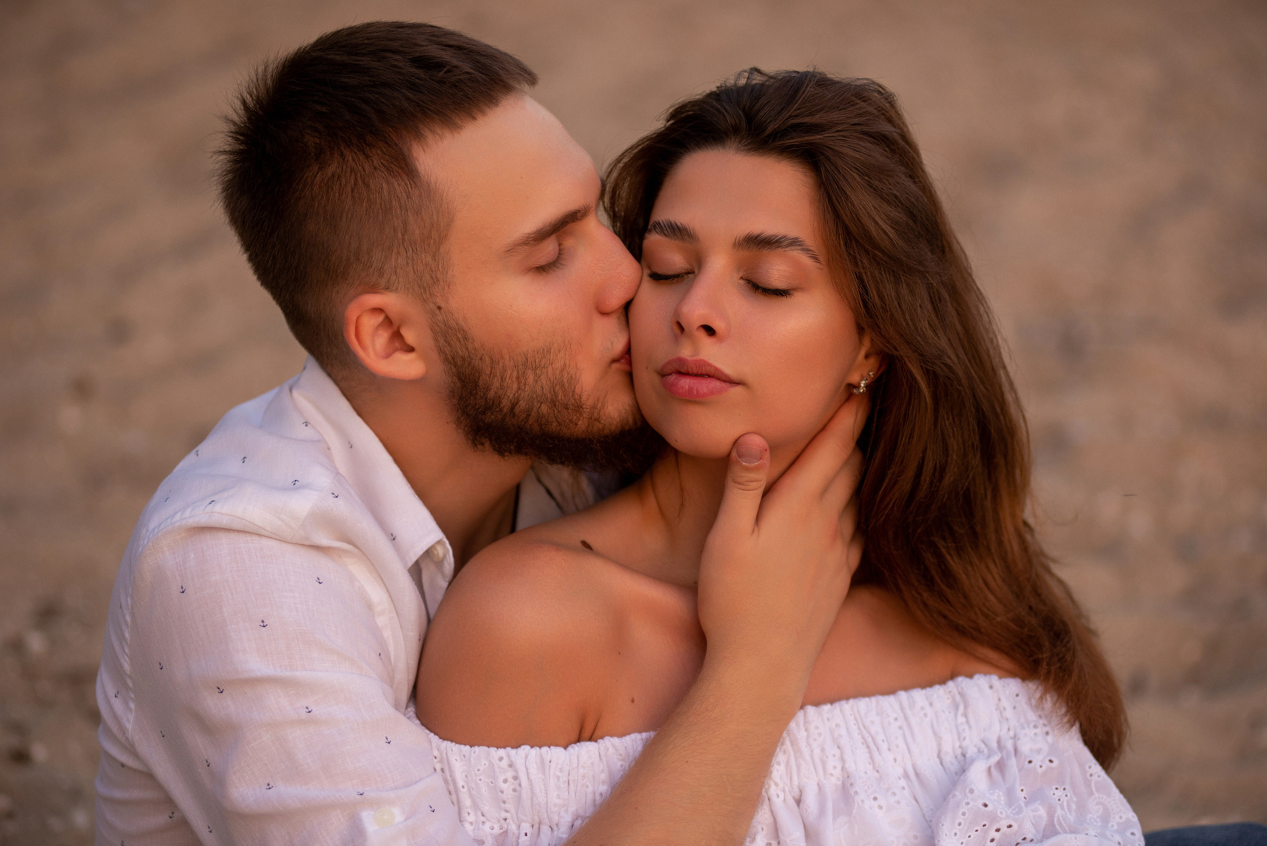 Вечерняя фотосессия влюбленных летом на природе. Весільний і портретний фотограф в Києві Євген Ковачов