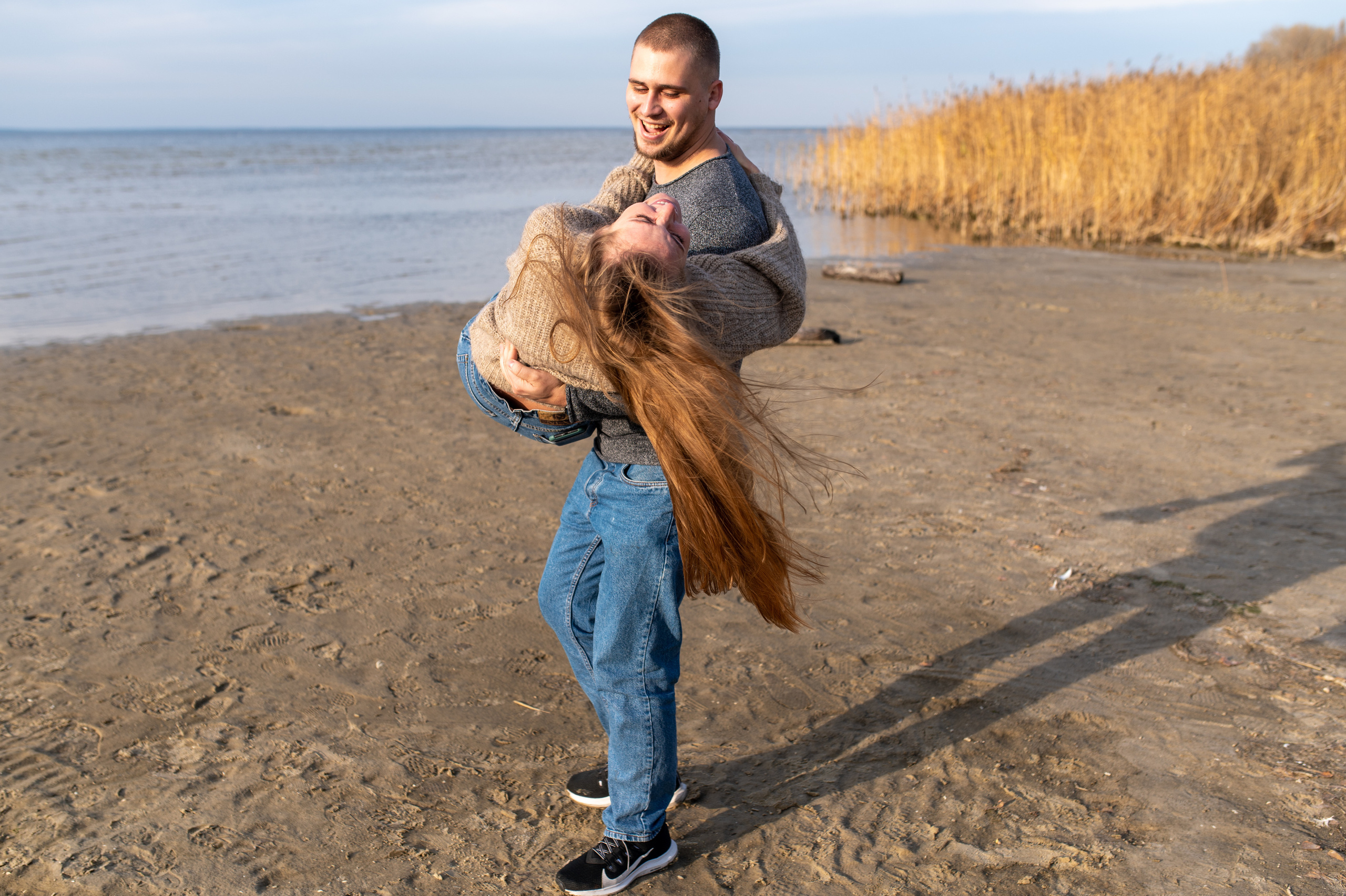 Осеннее лавстори Lovestory на берегу моря. Весільний і портретний фотограф в Києві Євген Ковачов