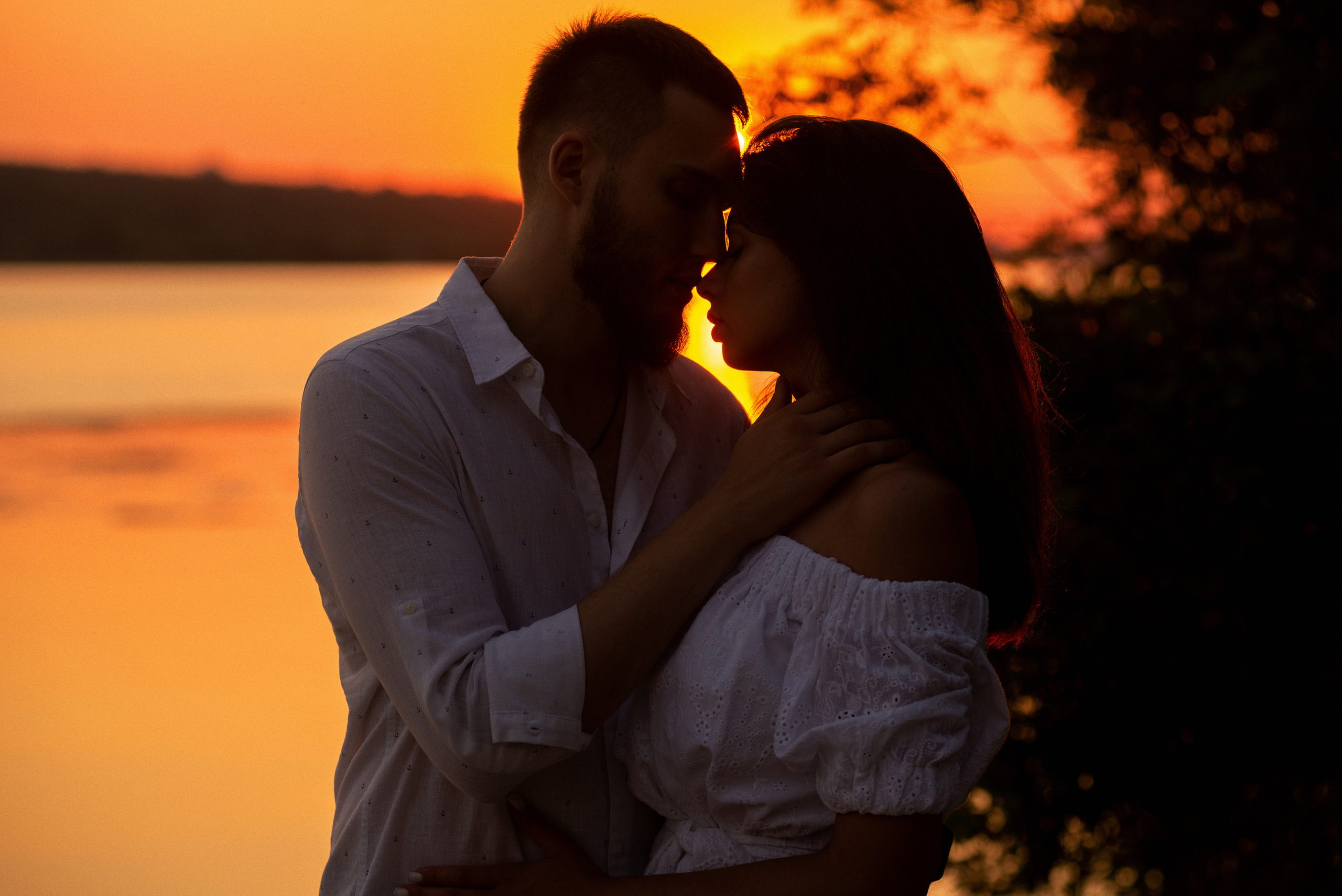 Вечерняя фотосессия влюбленных летом на природе. Весільний і портретний фотограф в Києві Євген Ковачов