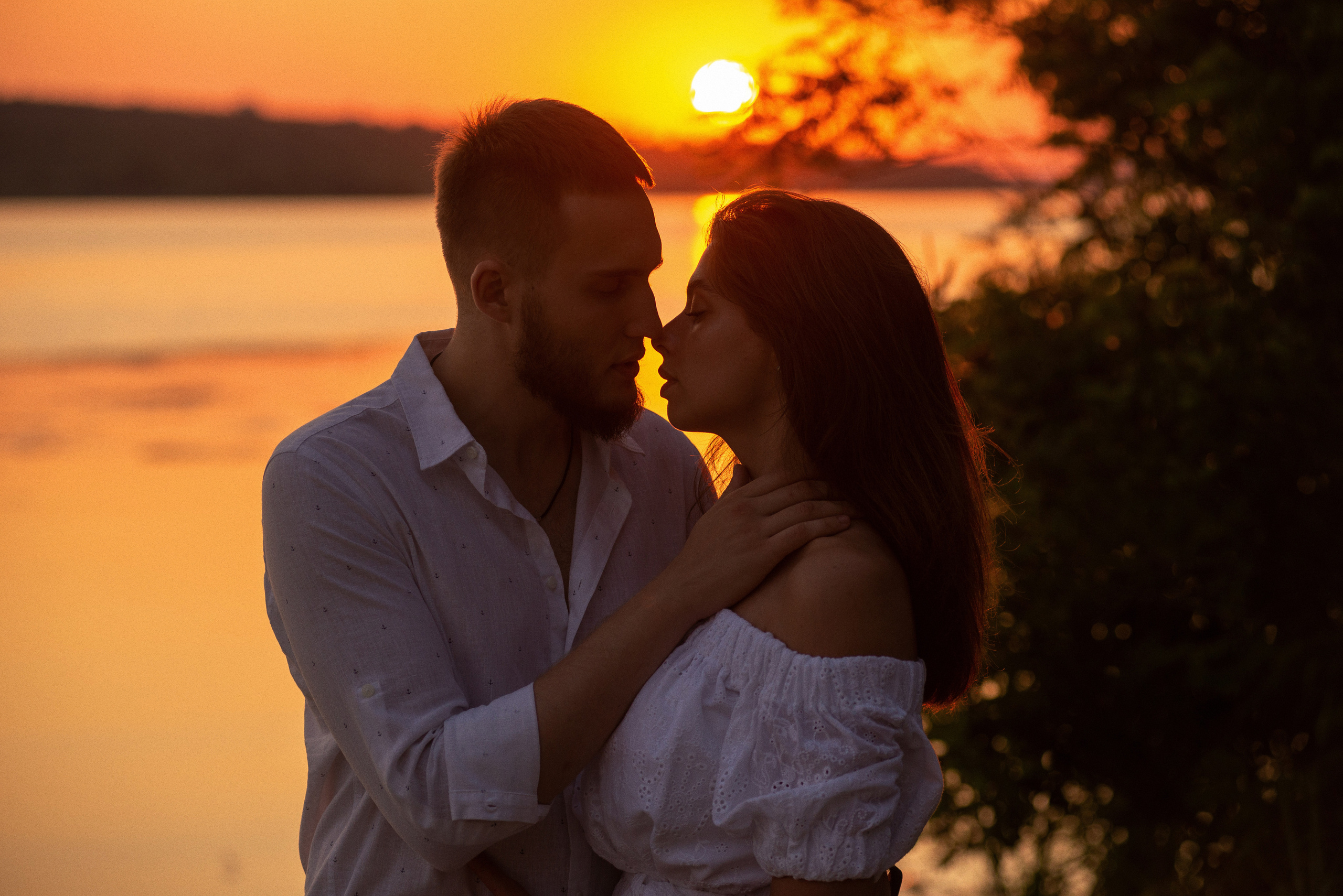 Вечерняя фотосессия влюбленных летом на природе. Весільний і портретний фотограф в Києві Євген Ковачов