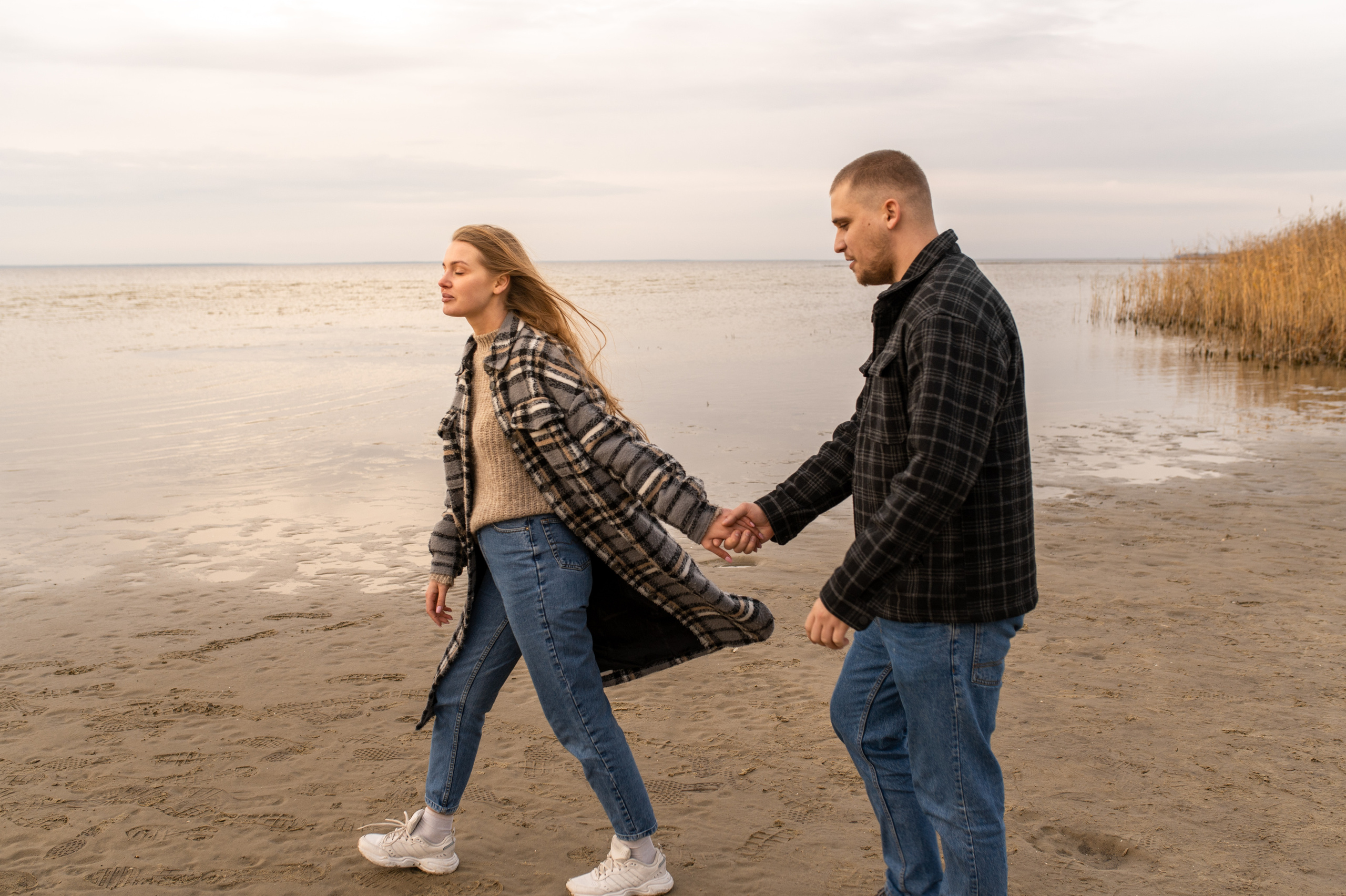 Осеннее лавстори Lovestory на берегу моря. Весільний і портретний фотограф в Києві Євген Ковачов