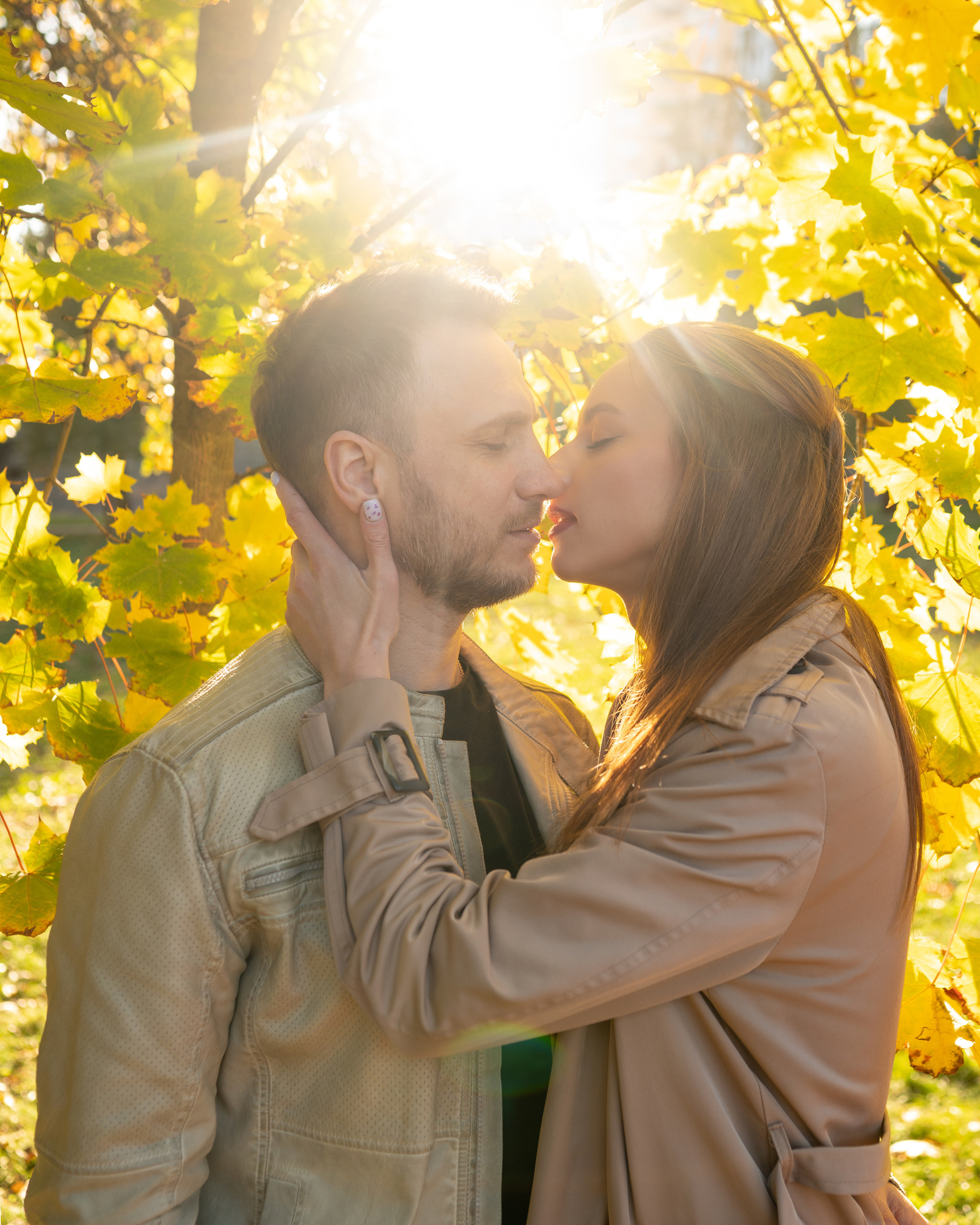 Лавстори в осеннем городском парке. Весільний і портретний фотограф в Києві Євген Ковачов