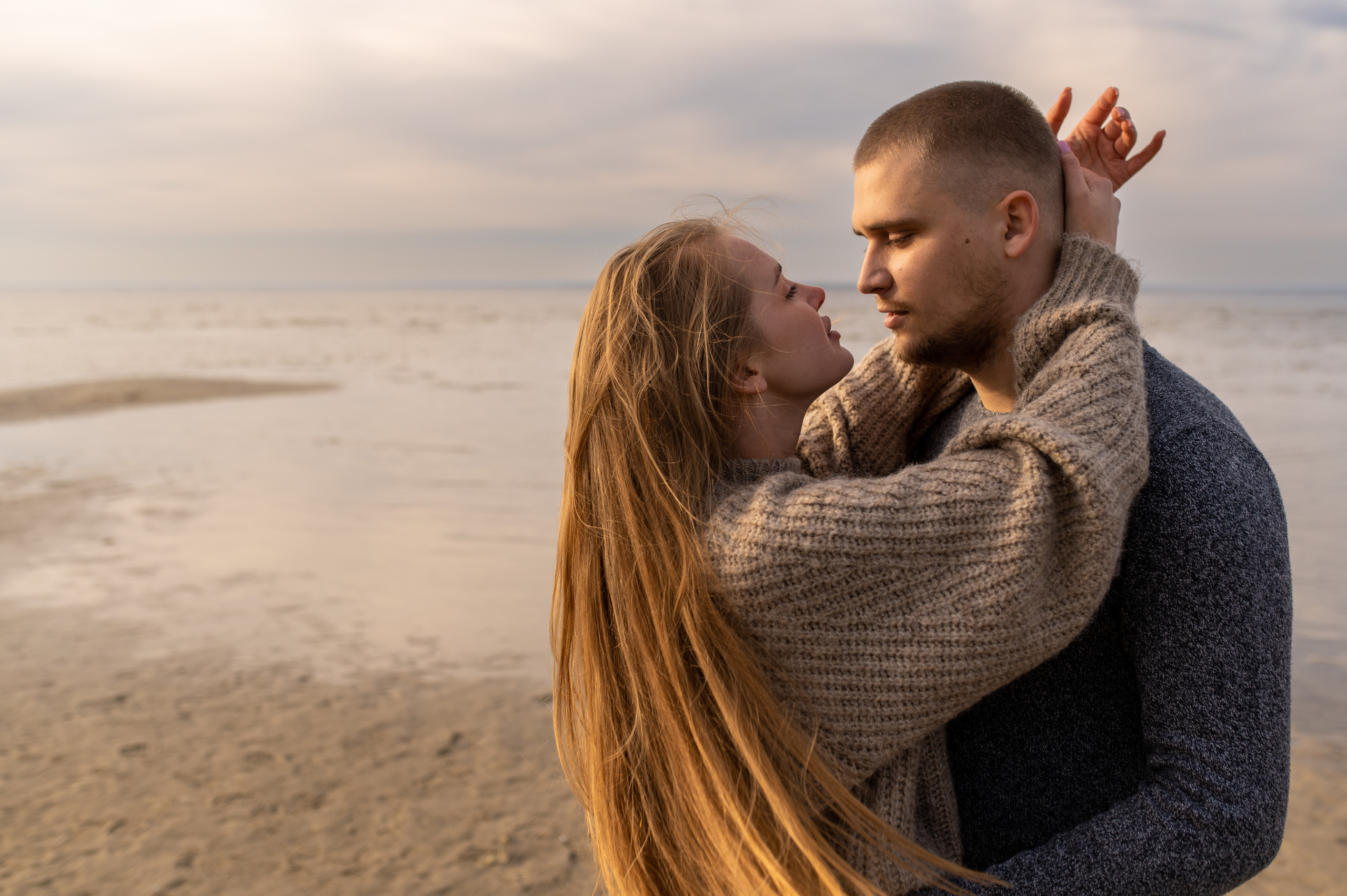 Осеннее лавстори Lovestory на берегу моря. Весільний і портретний фотограф в Києві Євген Ковачов