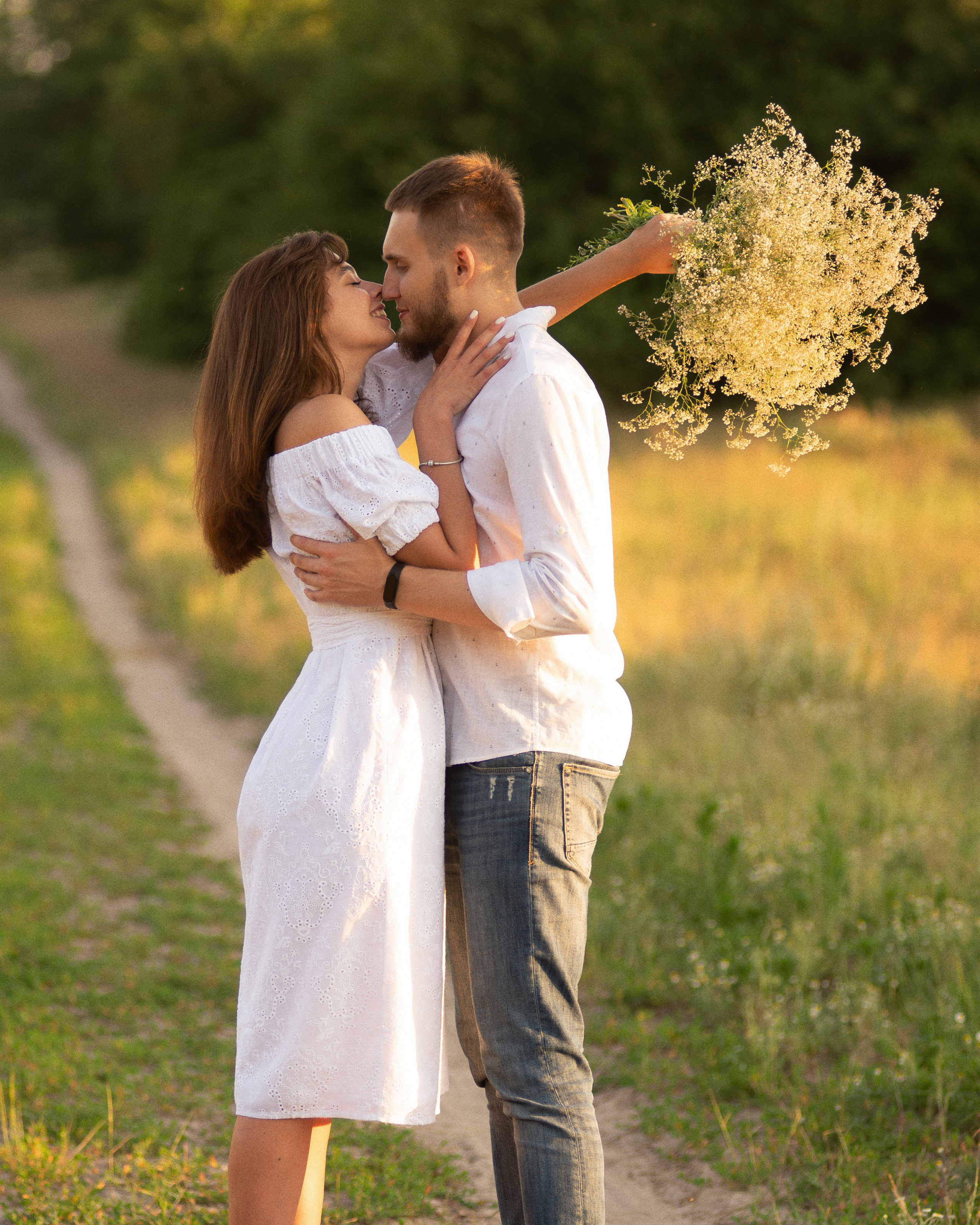 Вечерняя фотосессия влюбленных летом на природе. Весільний і портретний фотограф в Києві Євген Ковачов