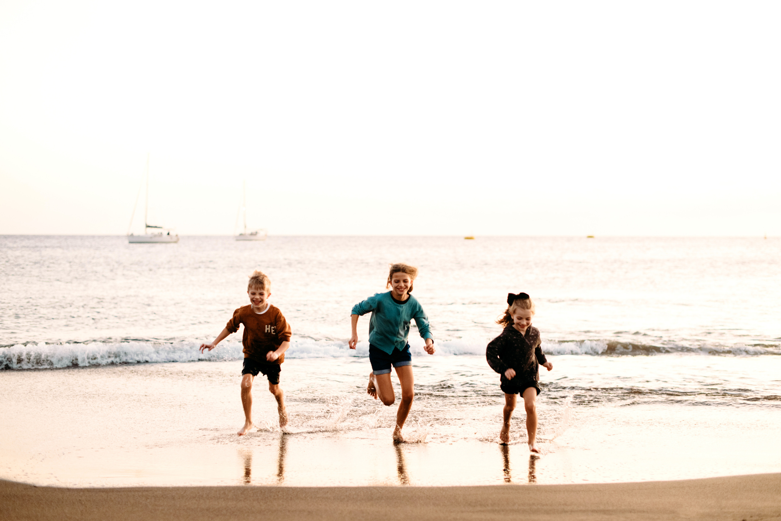 Wind, ocean and happiness. Playa de la Tejita. Fotografo de boda, familia Alicante Benidorm Valencia Costa Blanca