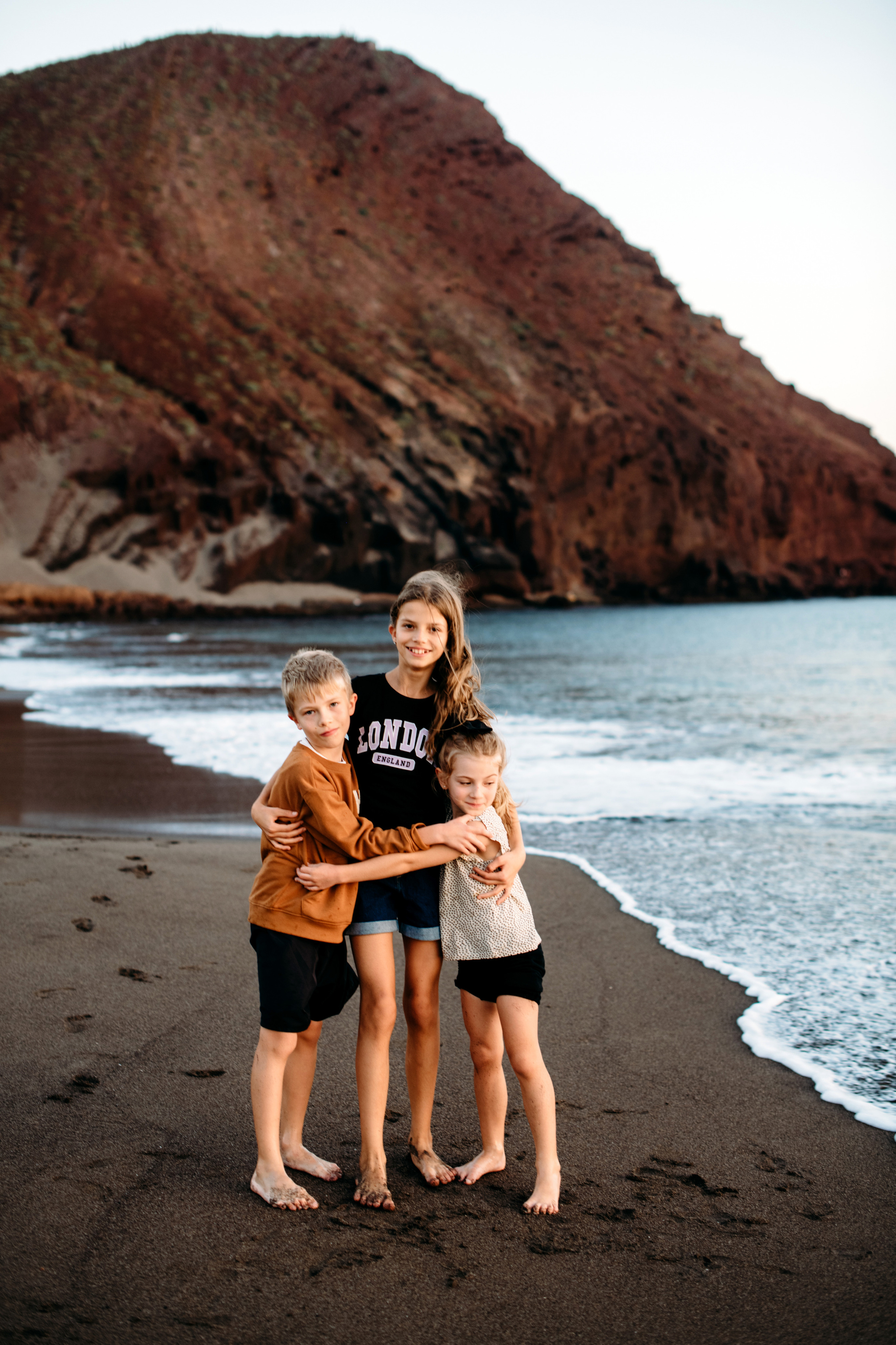 Wind, ocean and happiness. Playa de la Tejita. Fotografo de boda, familia Alicante Benidorm Valencia Costa Blanca
