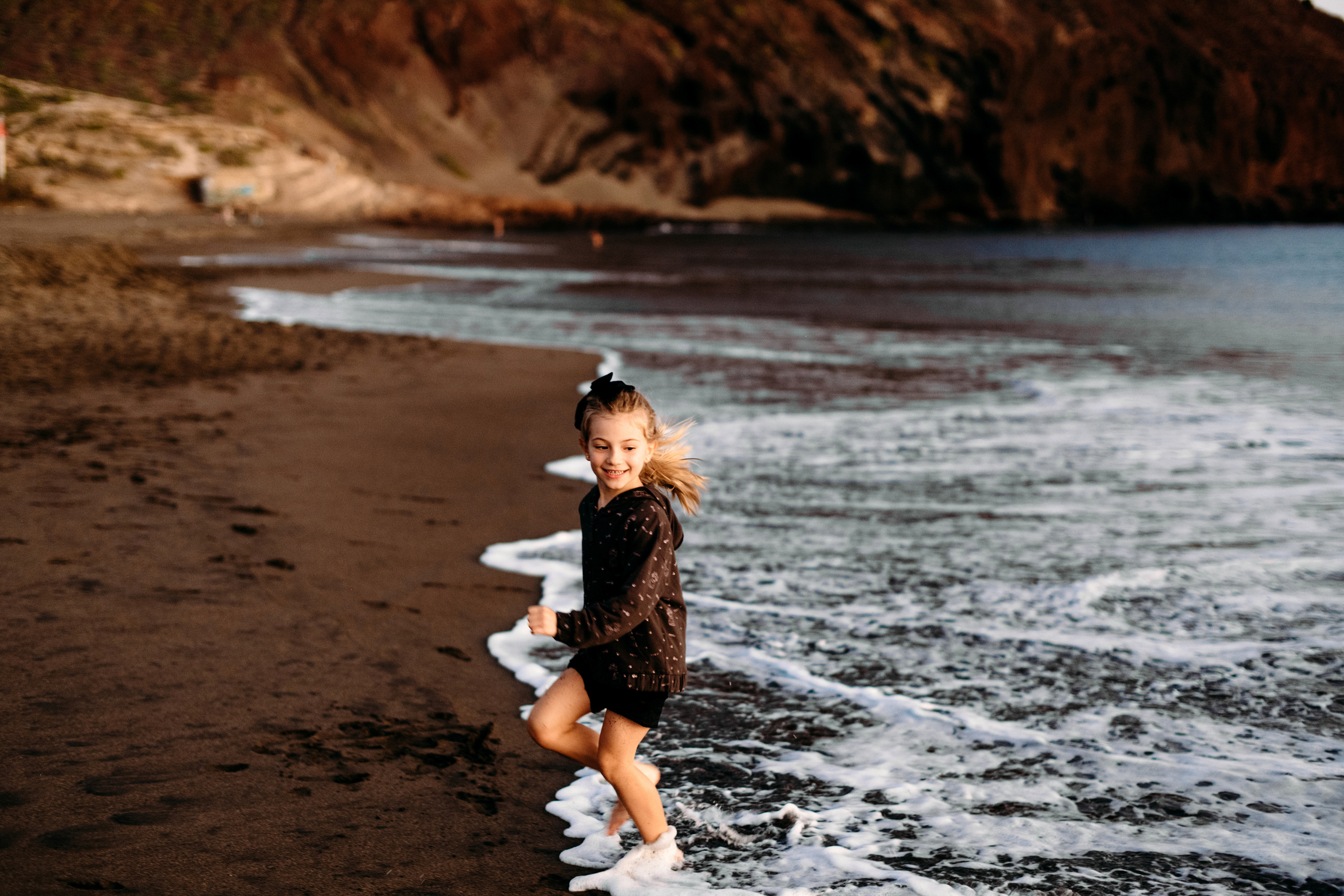 Wind, ocean and happiness. Playa de la Tejita. Fotografo de boda, familia Alicante Benidorm Valencia Costa Blanca