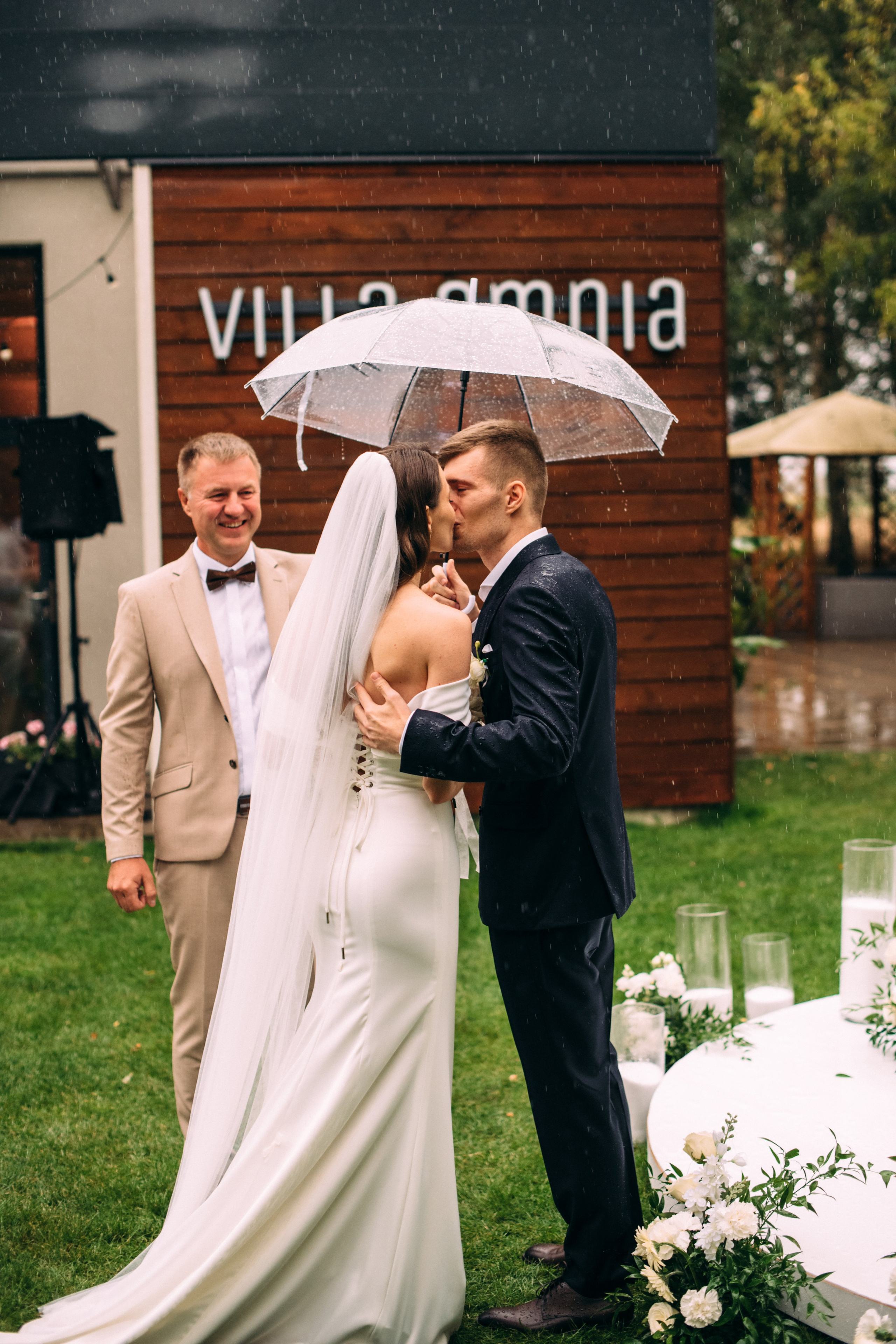 K&M. Rain, love and a lot of happiness. Wedding family photographer Alicante Benidorm Valencia Costa Blanca